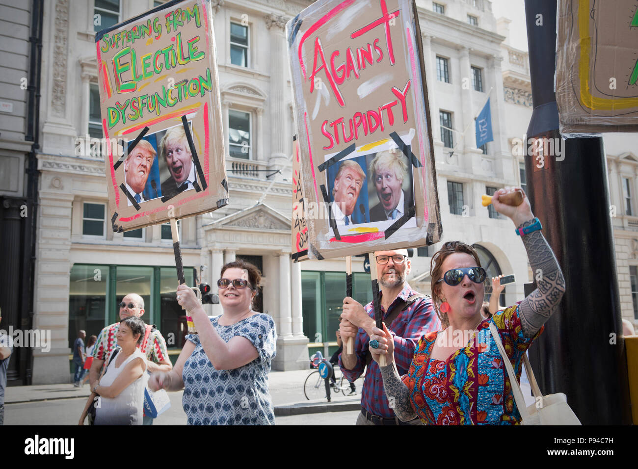 Les protestataires au Carnaval de résistance, l'anti-Trump protestation organisée à Londres, le 13 juillet 2018. Banque D'Images