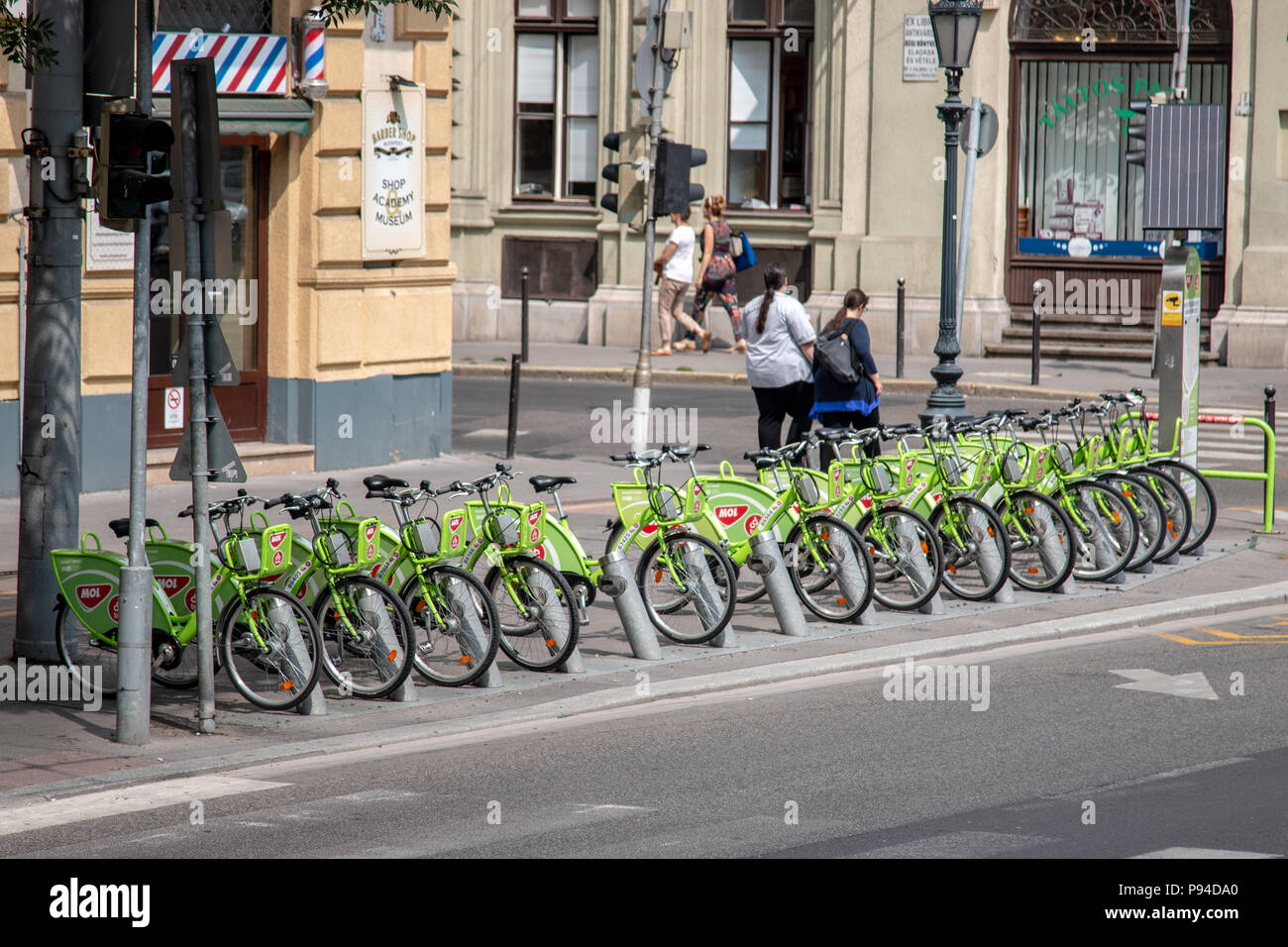 Une rangée de vélos de location dans une rue de Budapest Banque D'Images