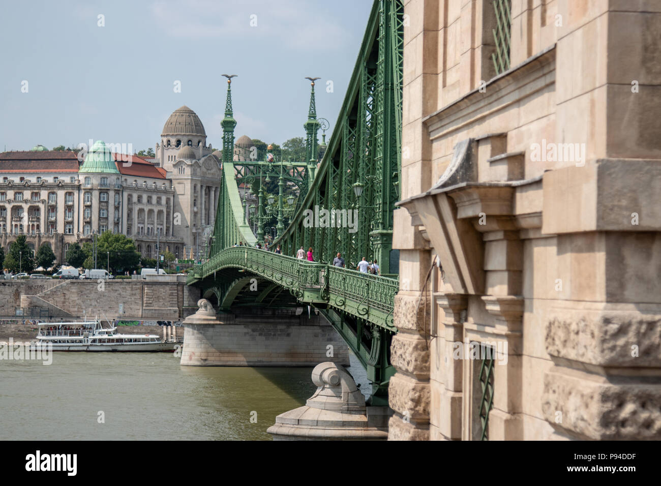 La vue sur le pont de la liberté de la partie Pest de Budapest. Banque D'Images