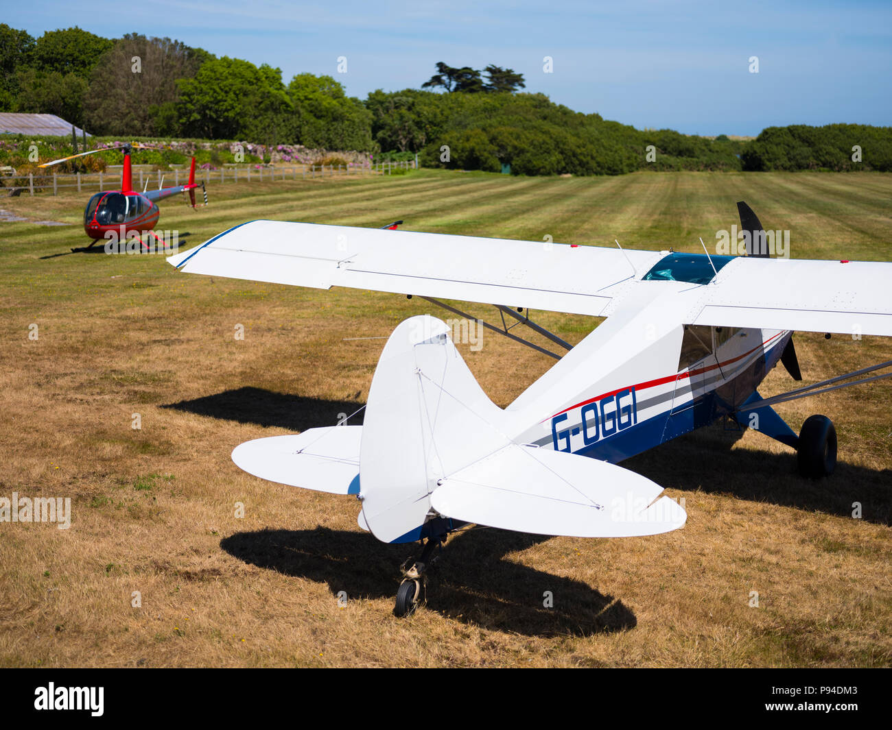 Un petit avion blanc, Tresco, Îles Scilly. Banque D'Images