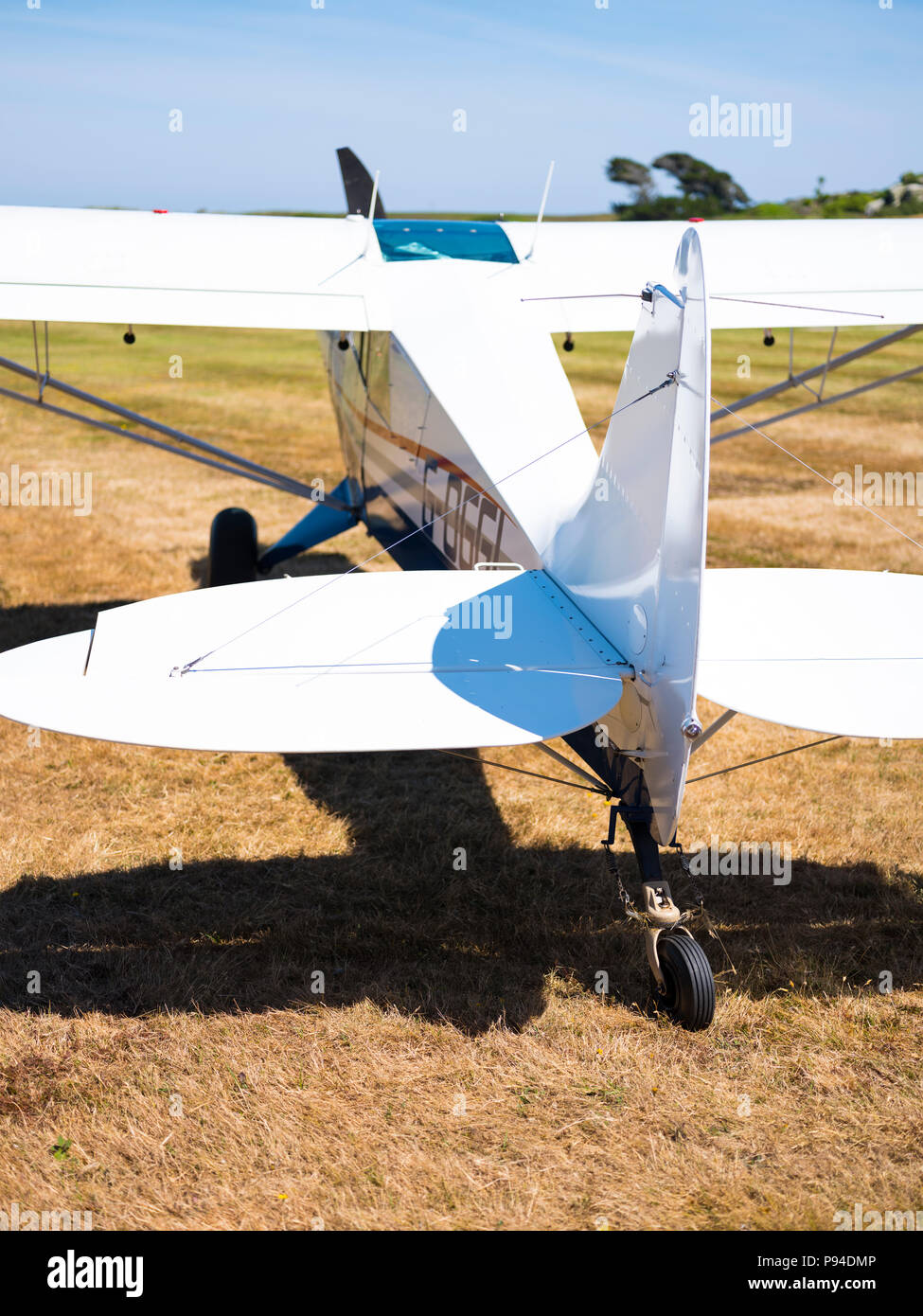 Un petit avion blanc, Tresco, Îles Scilly. Banque D'Images