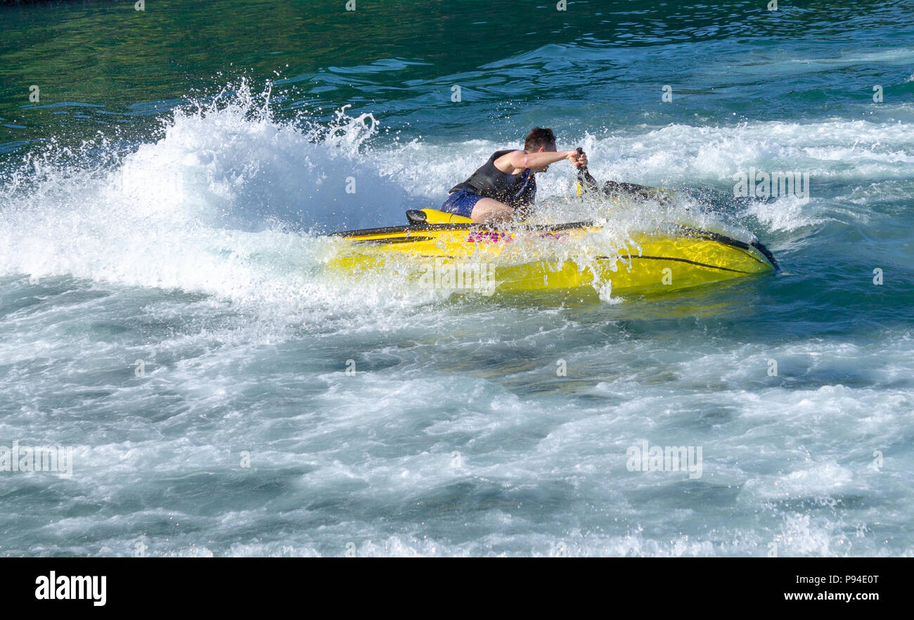 Jeune homme s'amusant sur un jet ski. Banque D'Images