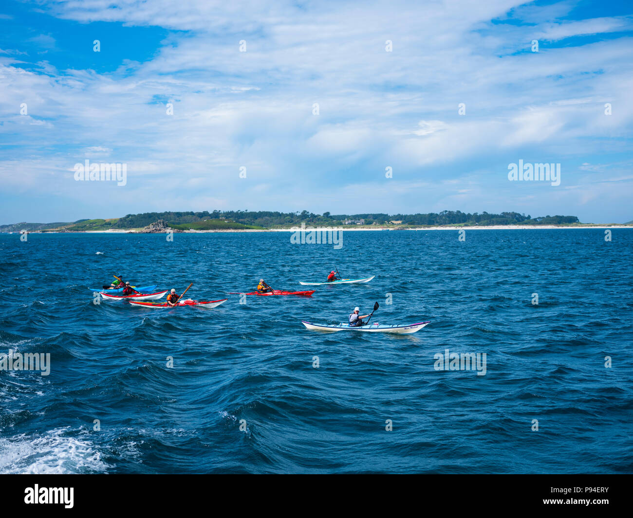 Un groupe l'aviron dans le canoë, Îles Scilly. Banque D'Images