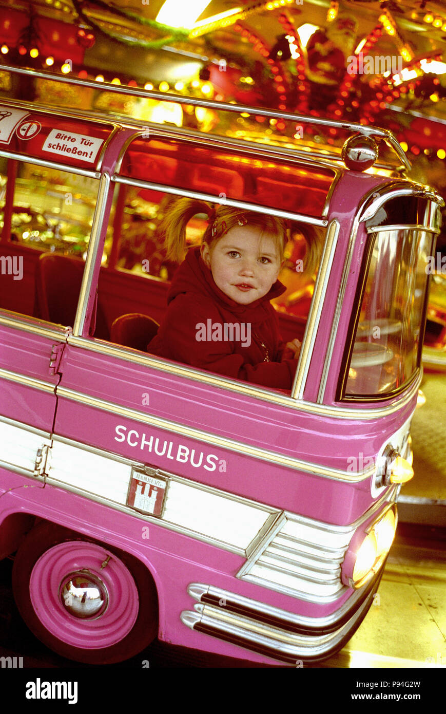 Emma fährt Karussel in einem Schulbus. Banque D'Images