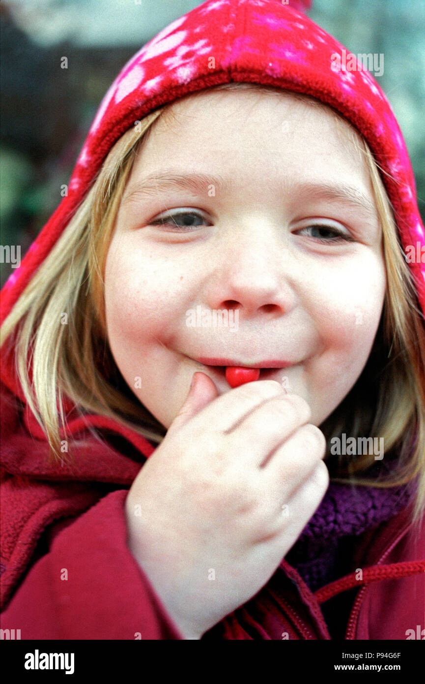 Emma testet Süßigkeiten. Banque D'Images