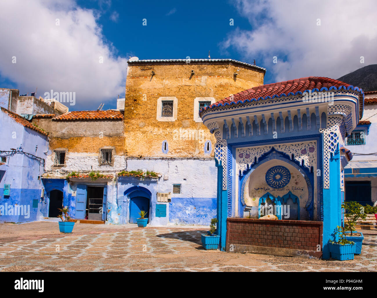 Fontaine publique de la Plaza El Hauta, carrés dans médina de Chefchaouen Maroc Banque D'Images
