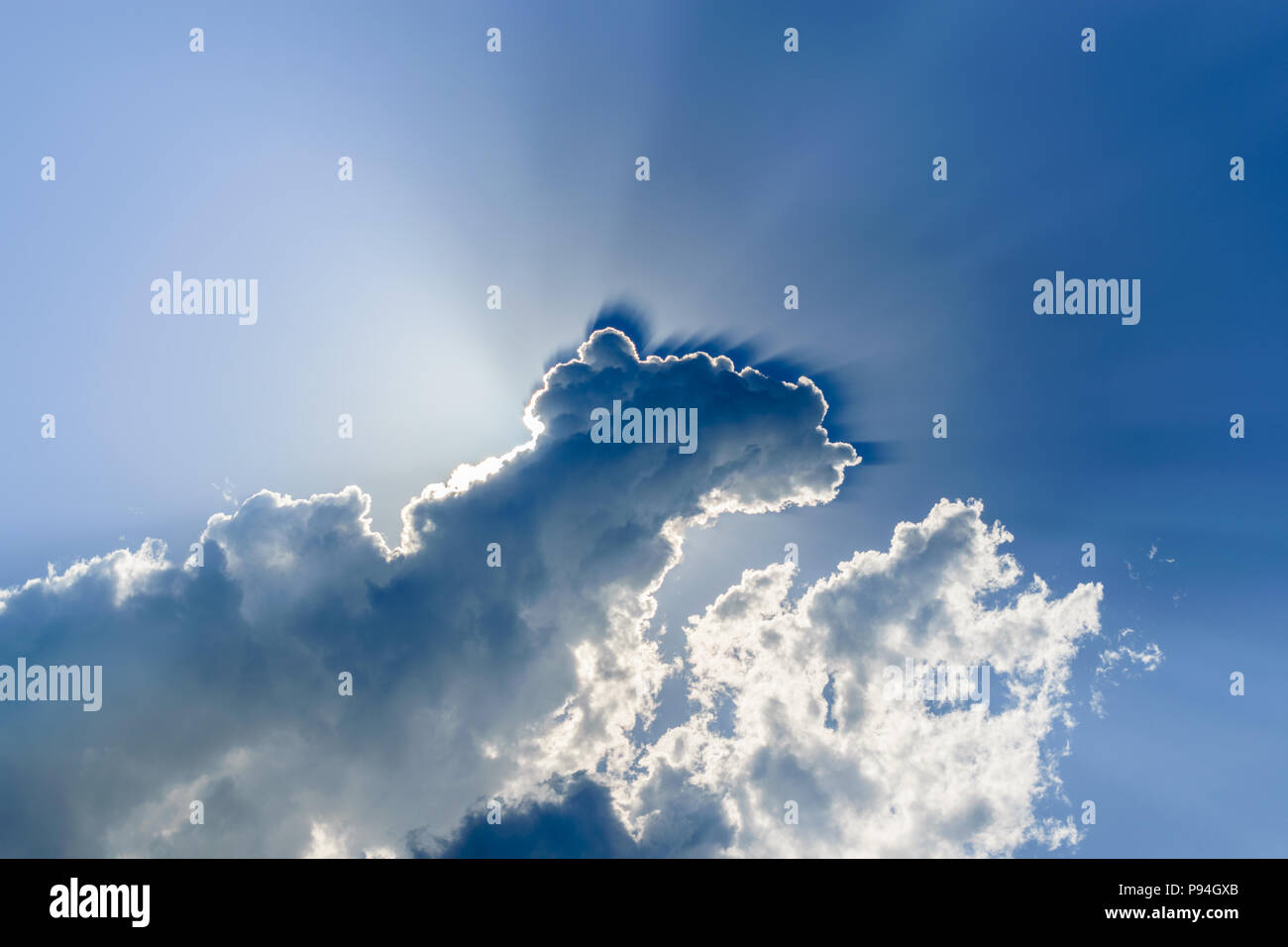 Soleil de l'été derrière les nuages Banque D'Images