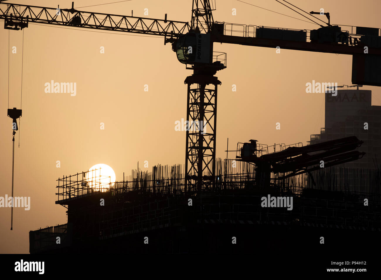 Lever du soleil ciel voilé ciel au-dessus de Dubaï Construction Site Banque D'Images