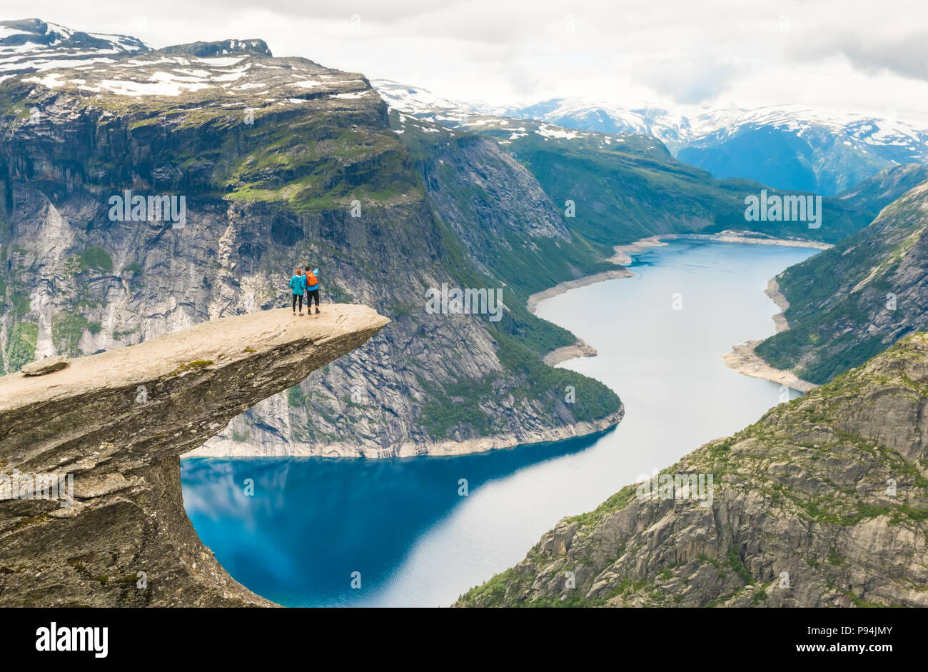 Couple posing sur Trolltunga Norvège Banque D'Images