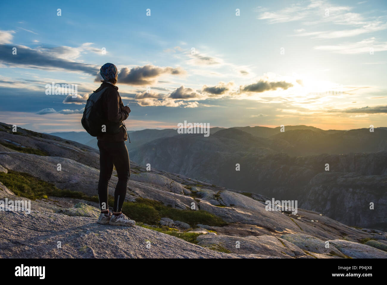 Randonnée réussie femme silhouette dans les montagnes, la motivation et l'inspiration dans le coucher du soleil Banque D'Images