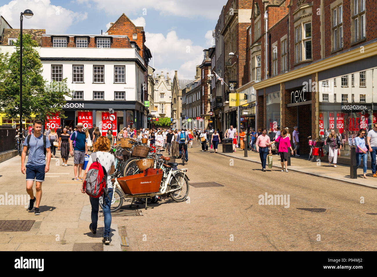 Sidney Street avec ses boutiques et shoppers marche sur une journée ensoleillée, Cambridge, Royaume-Uni Banque D'Images