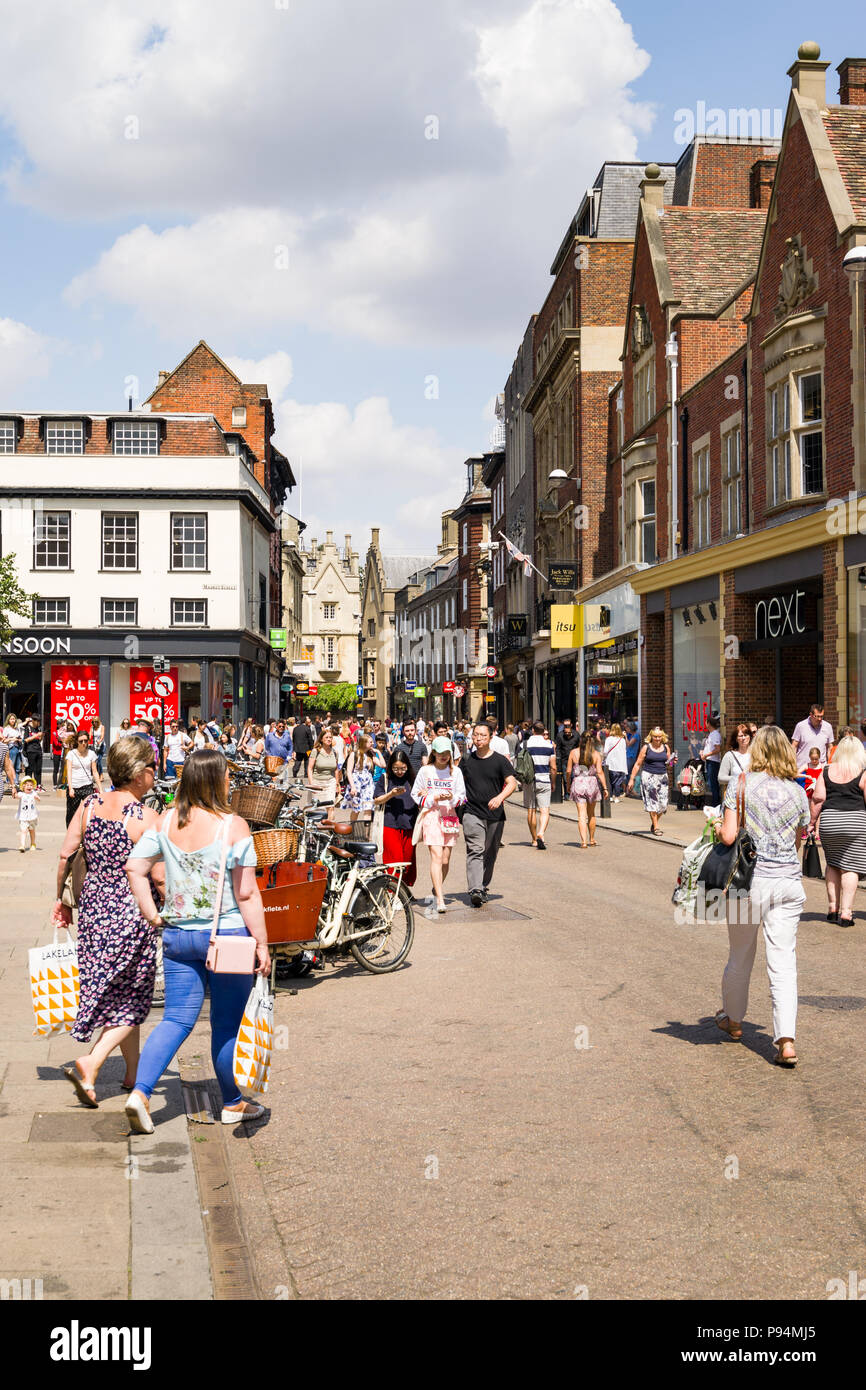 Sidney Street avec ses boutiques et shoppers marche sur une journée ensoleillée, Cambridge, Royaume-Uni Banque D'Images