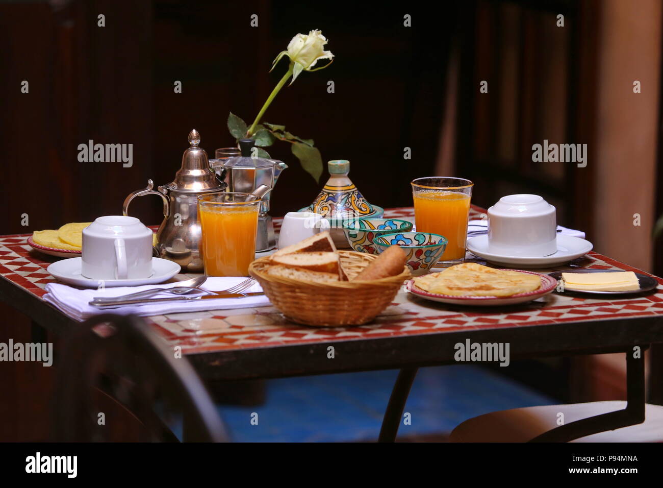 Délicieux petit-déjeuner de style marocain servi dans riad traditionnel marocain (hôtel) Banque D'Images