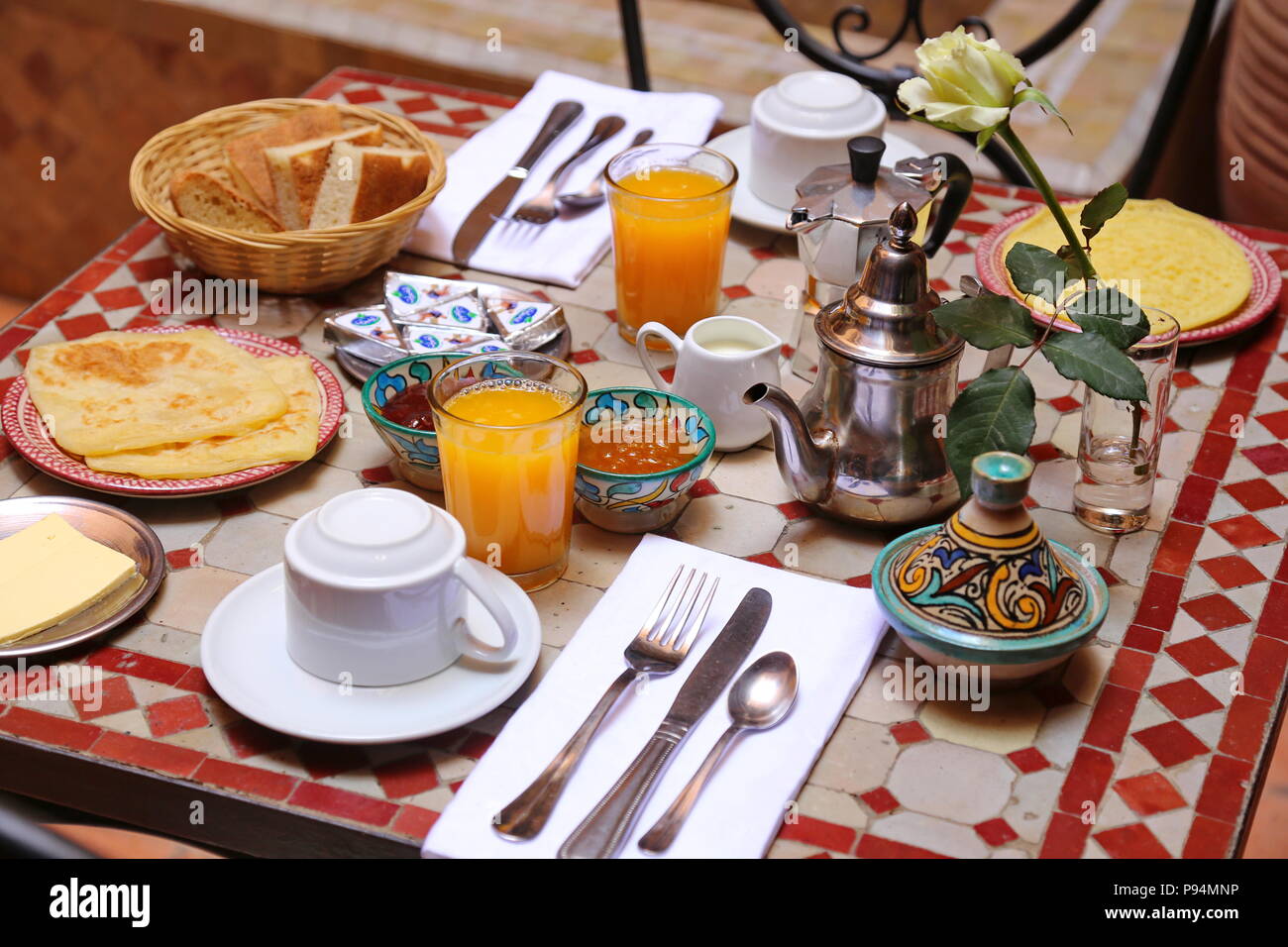 Délicieux petit-déjeuner de style marocain servi dans riad traditionnel marocain (hôtel) Banque D'Images