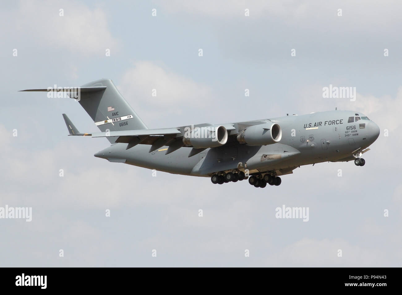 USAF C-17A Globemaster atterrissage à RAF Mildenhall pour refaire le plein après avoir levé un hélicoptère USMC hors de Northolt après puis visite des présidents américains. Banque D'Images