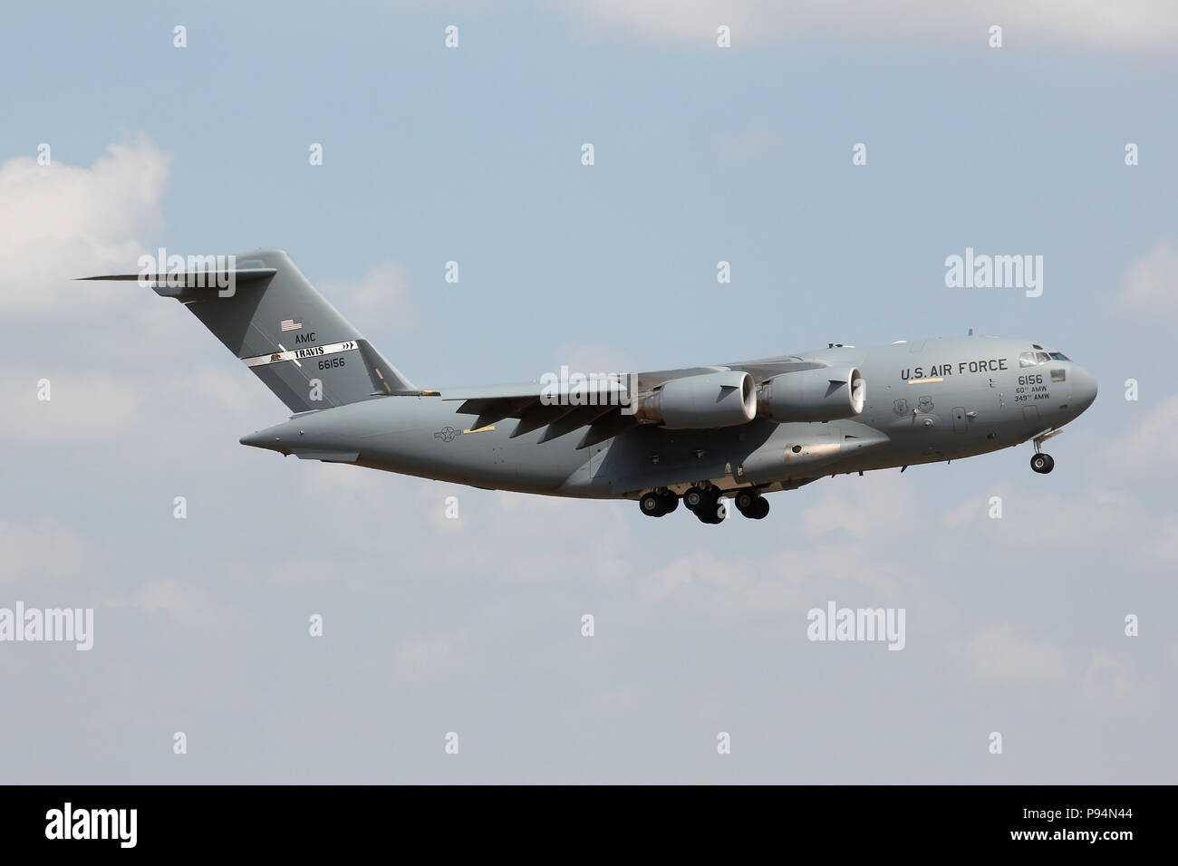 USAF C-17A Globemaster atterrissage à RAF Mildenhall pour refaire le plein après avoir levé un hélicoptère USMC hors de Northolt après puis visite des présidents américains. Banque D'Images