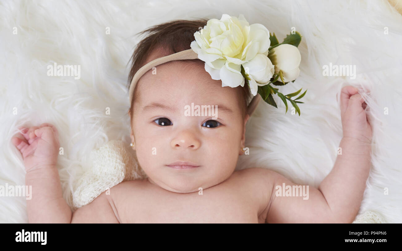 Cute little baby girl grave portrait sur un fond Banque D'Images