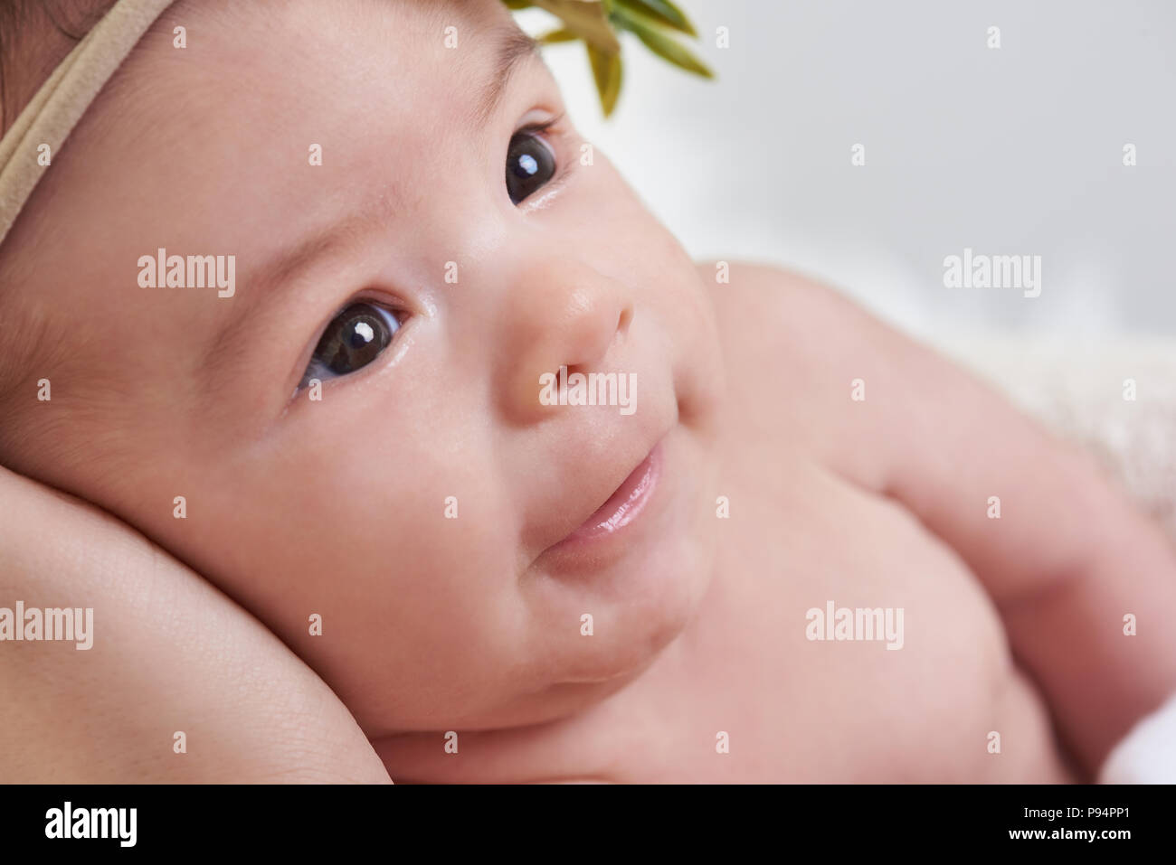 Close-up portrait of happy baby girl à la recherche de parents Banque D'Images
