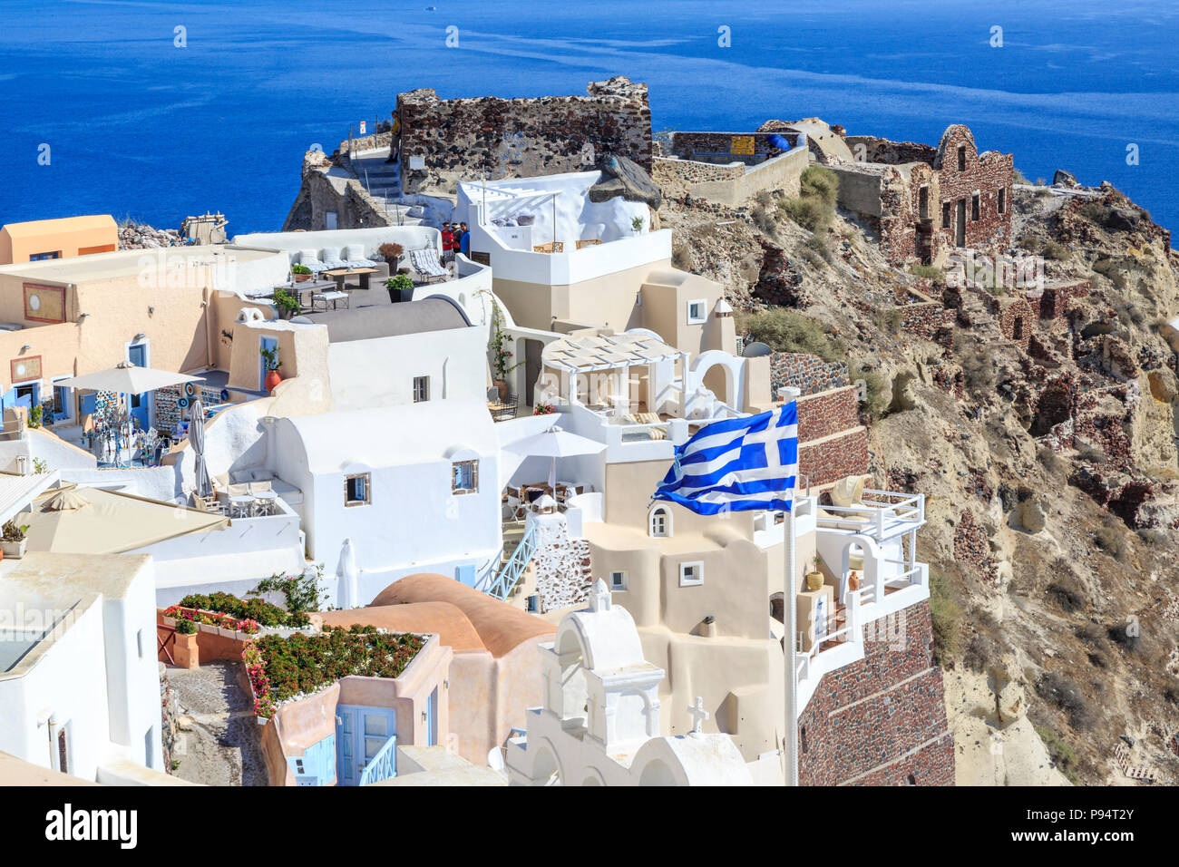 Castillo avec château et ruines byzantines et drapeau grec dans le village d''Oia, Santorin, Grèce Banque D'Images