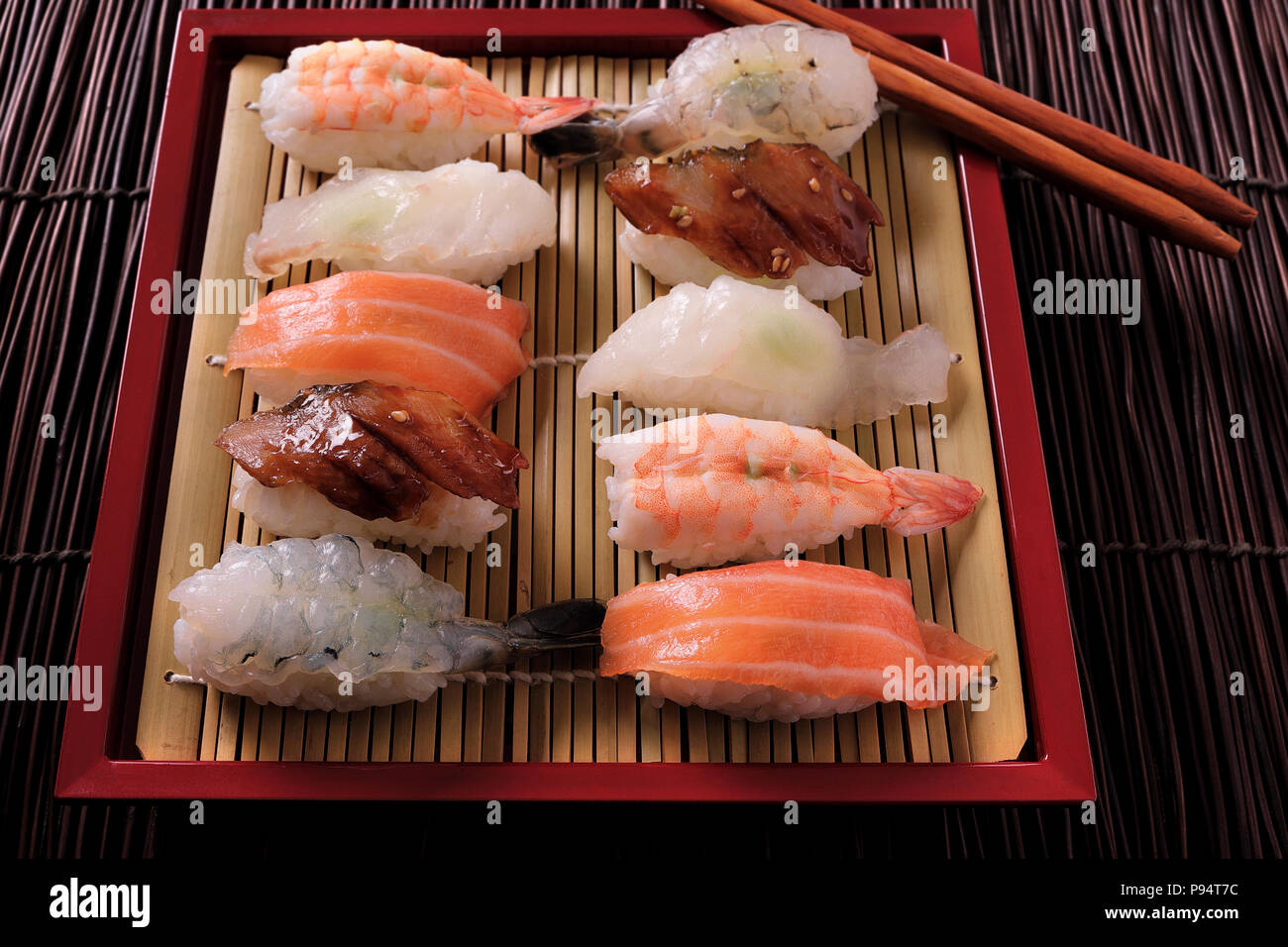 Les sushis japonais Les différentes Baguettes en bambou rouge plateau tray Banque D'Images