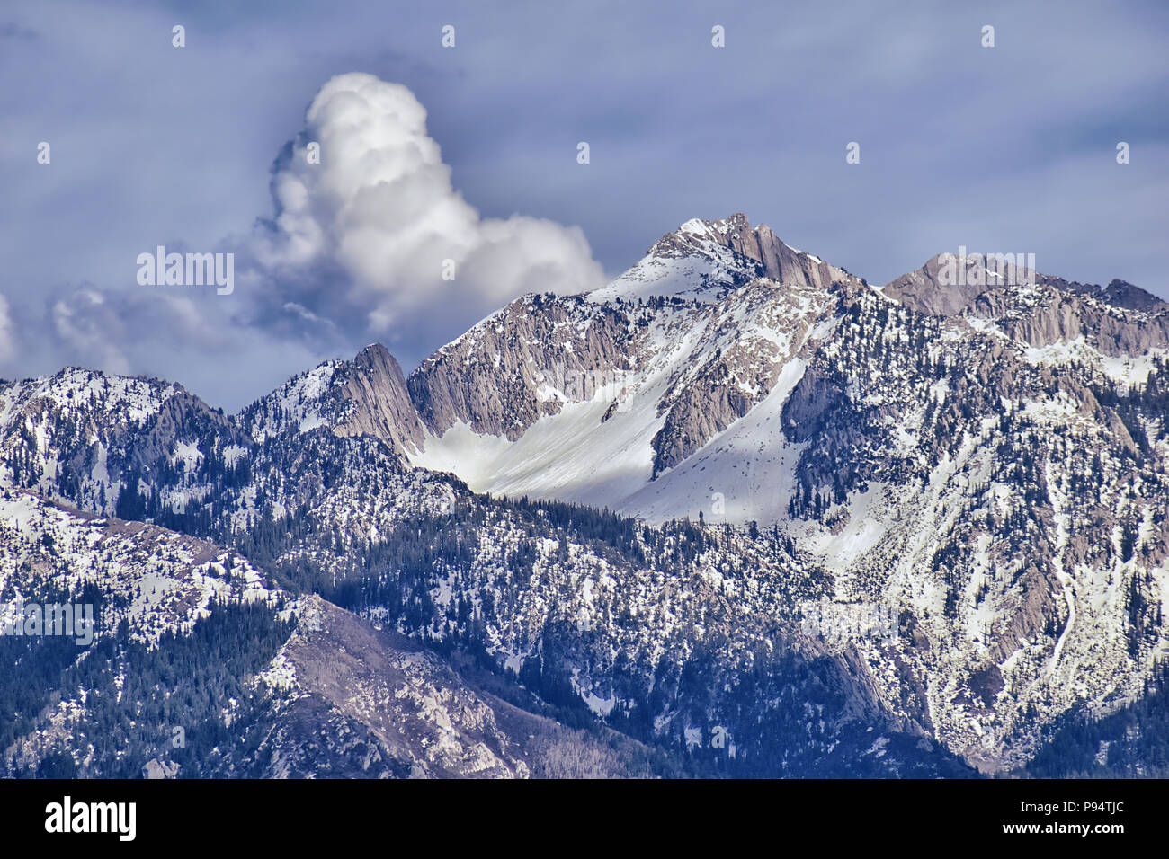 Vue panoramique de Wasatch Front Rocky Mountain, mettant en relief les PIC et Thunder Mountain à partir de la grande vallée du lac salé au début du printemps avec melti Banque D'Images