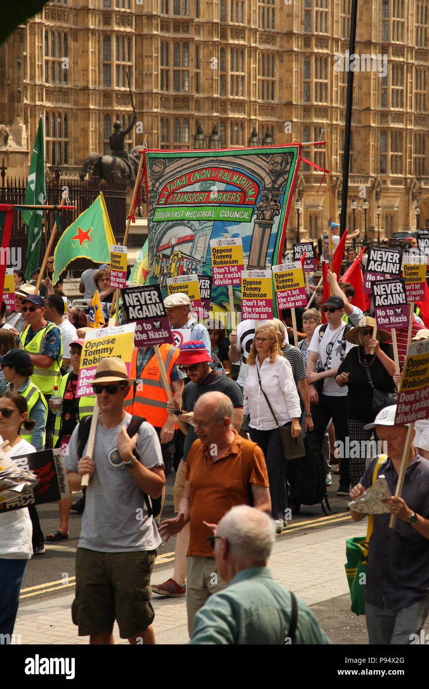 Londres, Royaume-Uni. 14 juillet 2018. Une manifestation contre l'extrême droite sous le titre "L'unité protester contre Tommy Robinson, Donald Trump et l'extrême-droite" a lieu à Westminster, près de Downing Street. Roland Ravenhill/Alamy Live News Banque D'Images