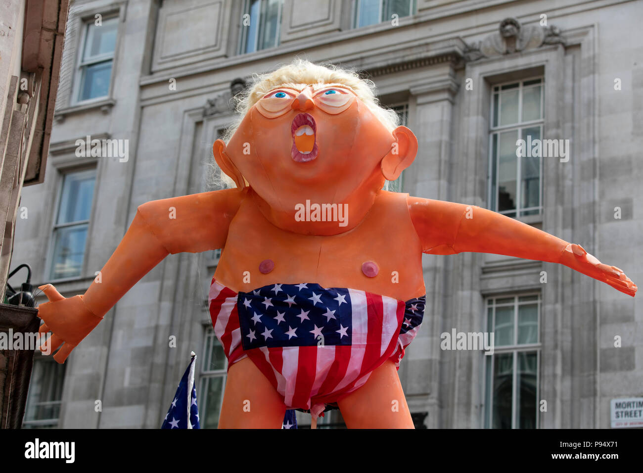 Londres, Royaume-Uni - 14 juillet 2018 : un grand modèle de Donald Trump est soulevé dans l'air lors d'une démonstration d'Atout dans le centre de Londres Banque D'Images