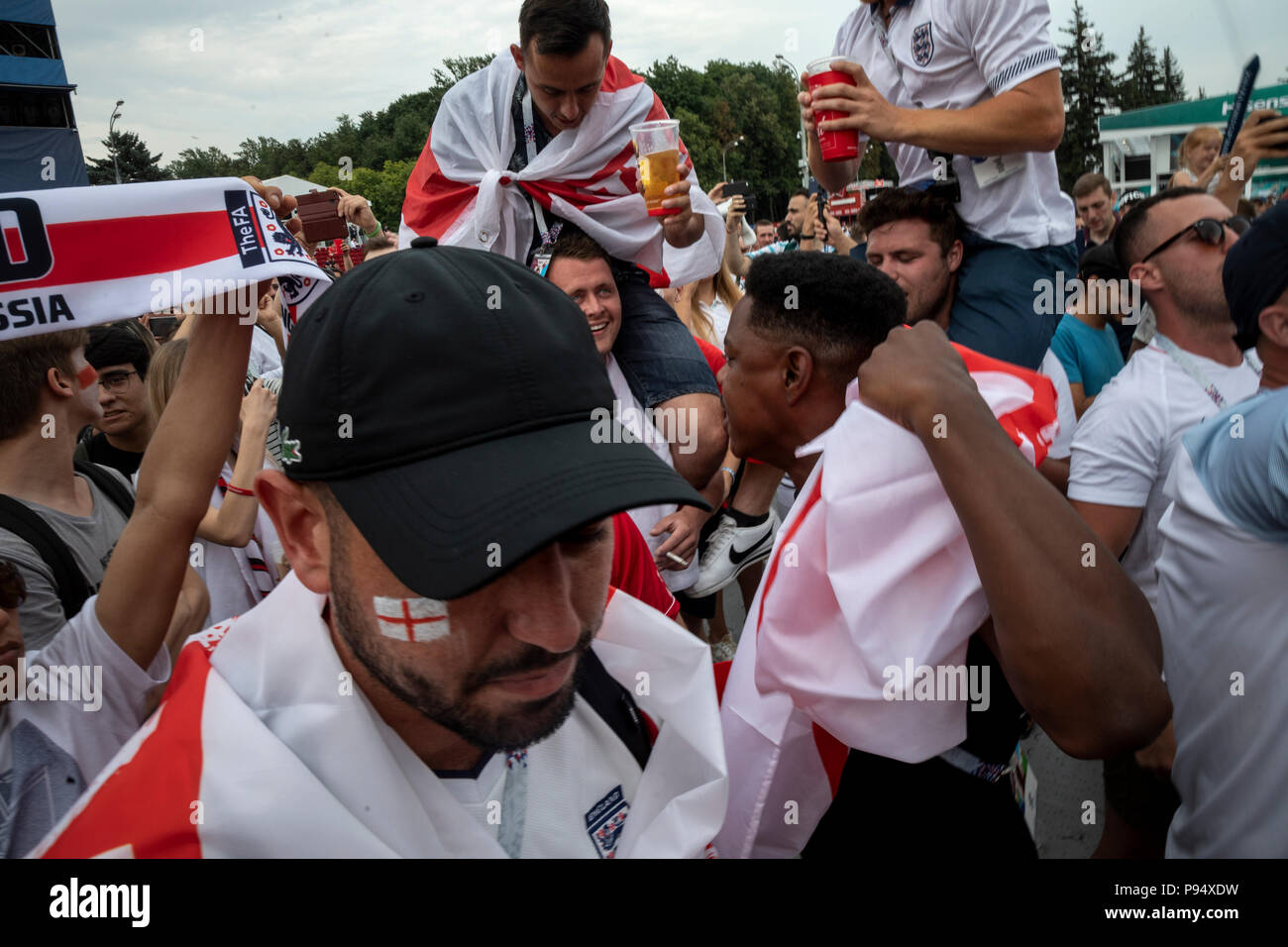 Moscou, Russie. 14, juillet 2018. Les fans de football anglais cheer sur le festival des fans de Moscou pendant le jeu La Belgique contre l'Angleterre de la Coupe du Monde FIFA 2018 Russie Banque D'Images