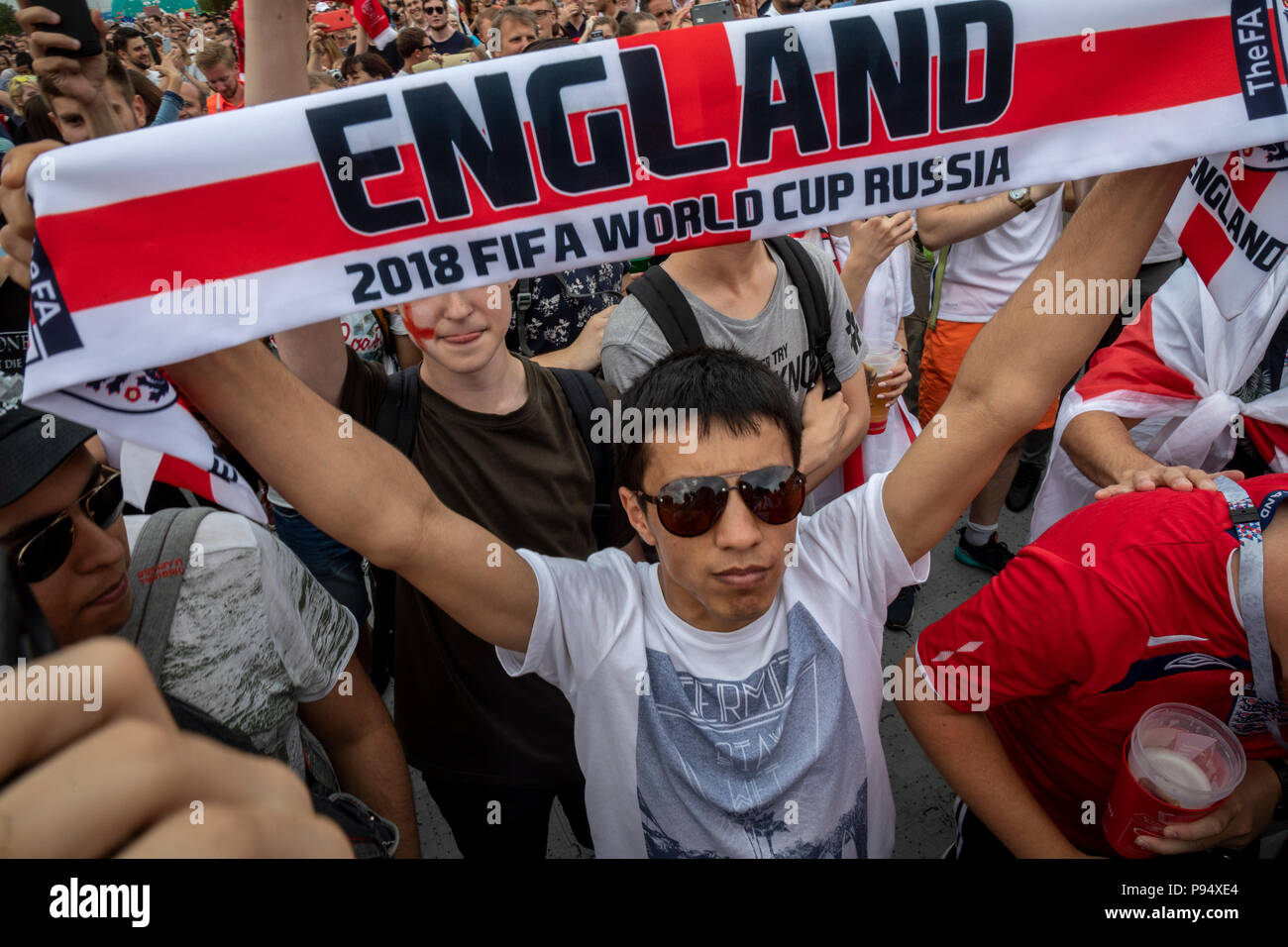 Moscou, Russie. 14, juillet 2018. Les fans de football anglais cheer sur le festival des fans de Moscou pendant le jeu La Belgique contre l'Angleterre de la Coupe du Monde FIFA 2018 Russie Banque D'Images