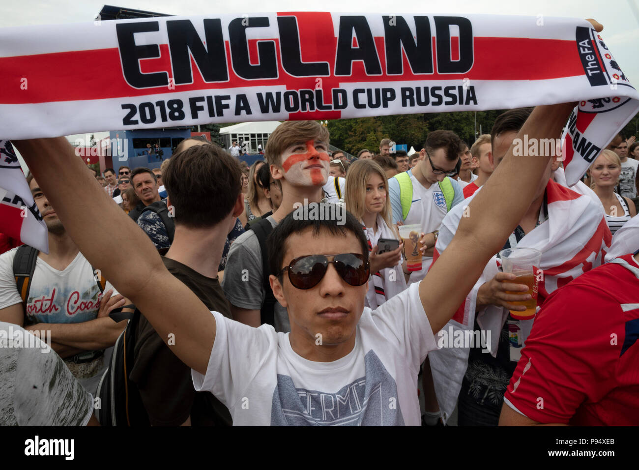 Moscou, Russie. 14, juillet 2018. Les fans de football anglais cheer sur le festival des fans de Moscou pendant le jeu La Belgique contre l'Angleterre de la Coupe du Monde FIFA 2018 Russie Banque D'Images