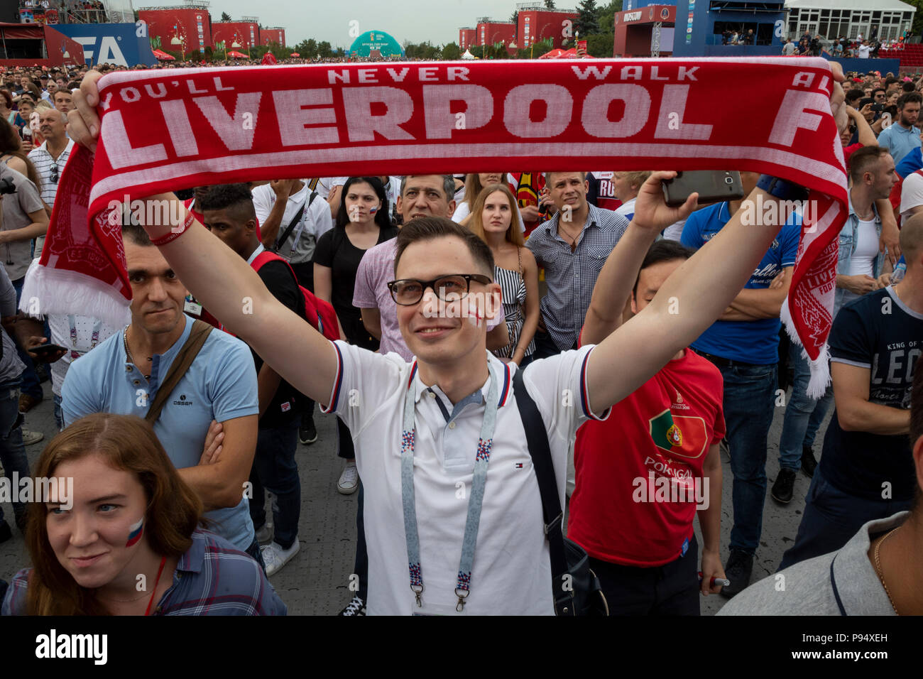 Moscou, Russie. 14, juillet 2018. Les fans de football anglais cheer sur le festival des fans de Moscou pendant le jeu La Belgique contre l'Angleterre de la Coupe du Monde FIFA 2018 Russie Banque D'Images