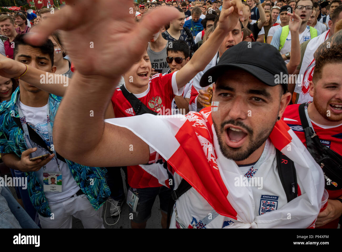 Moscou, Russie. 14, juillet 2018. Les fans de football anglais cheer sur le festival des fans de Moscou pendant le jeu La Belgique contre l'Angleterre de la Coupe du Monde FIFA 2018 Russie Banque D'Images