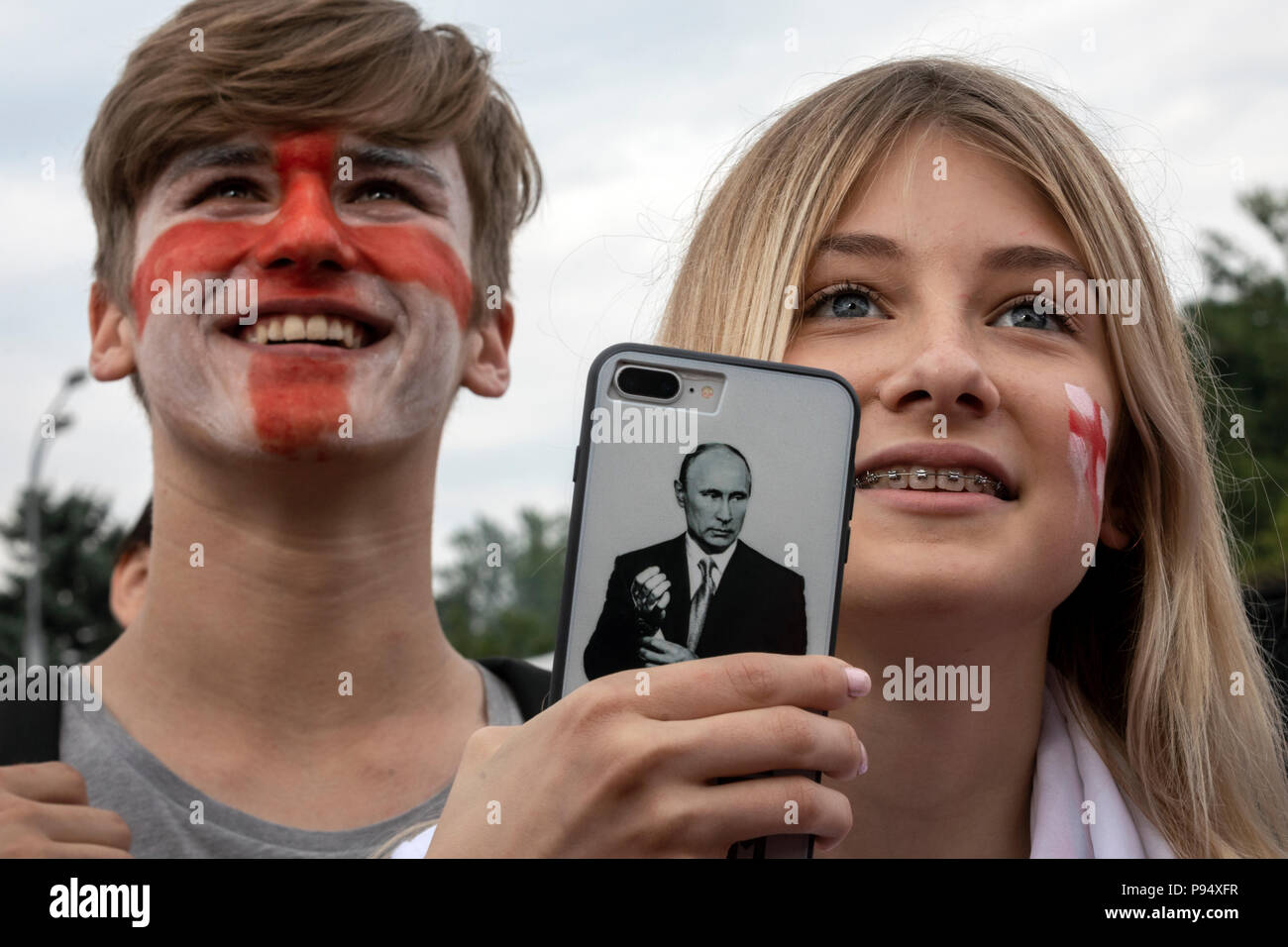 Moscou, Russie. 14, juillet 2018. Peuple russe soutenir l'équipe nationale de football anglais sur le Fan festival à Moscou pendant le jeu La Belgique contre l'Angleterre de la Coupe du Monde FIFA 2018 Russie Banque D'Images