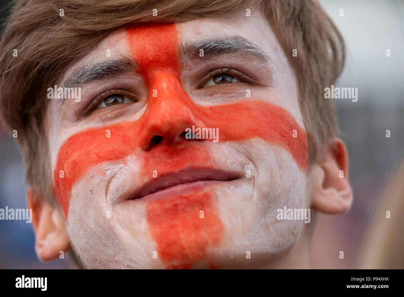 Moscou, Russie. 14, juillet 2018. Peuple russe soutenir l'équipe nationale de football anglais sur le Fan festival à Moscou pendant le jeu La Belgique contre l'Angleterre de la Coupe du Monde FIFA 2018 Russie Banque D'Images