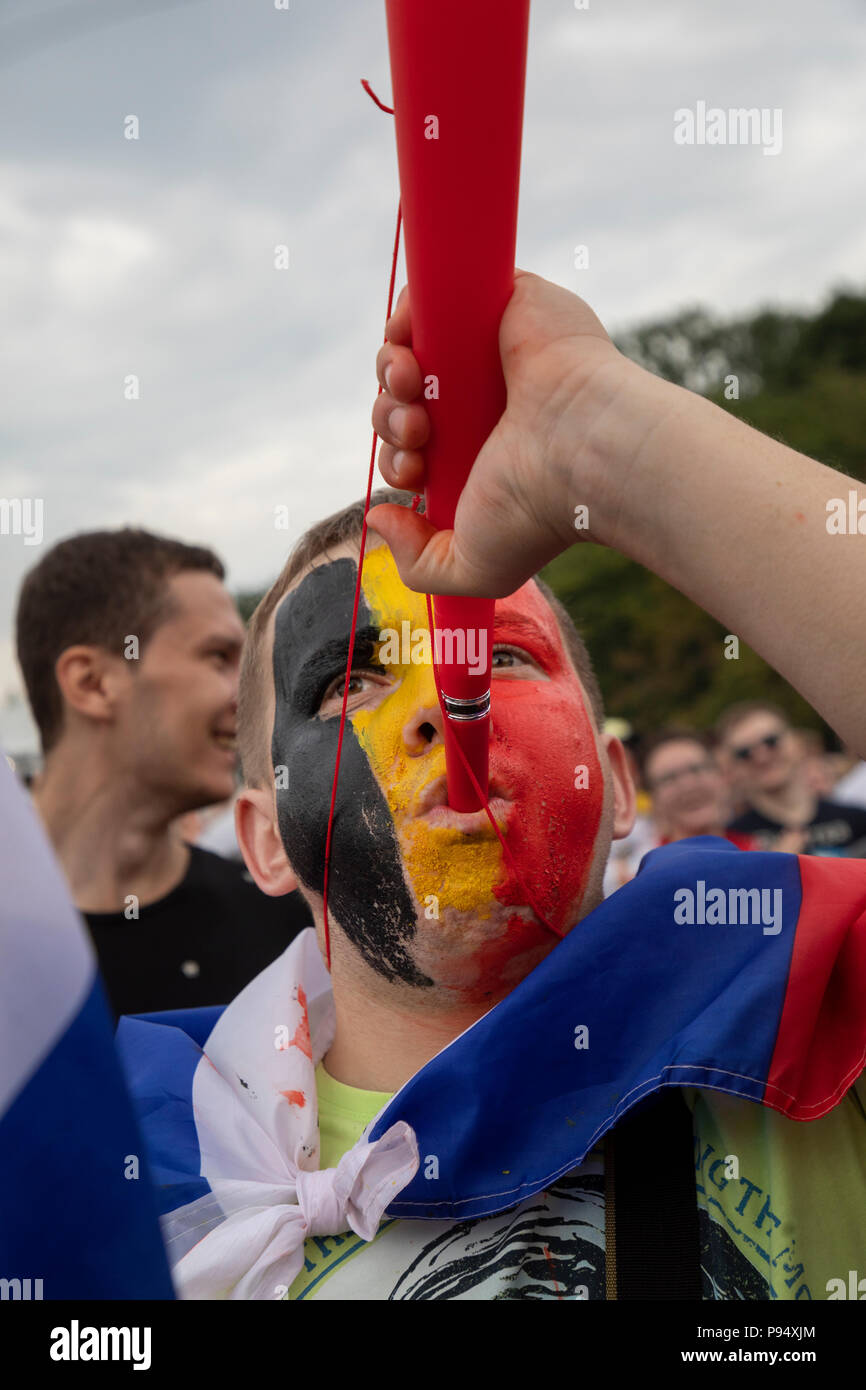 Moscou, Russie. 14, juillet 2018. L'homme russe prend en charge l'équipe nationale belge sur le Fan festival à Moscou pendant le jeu La Belgique contre l'Angleterre de la Coupe du Monde FIFA 2018 Russie Banque D'Images