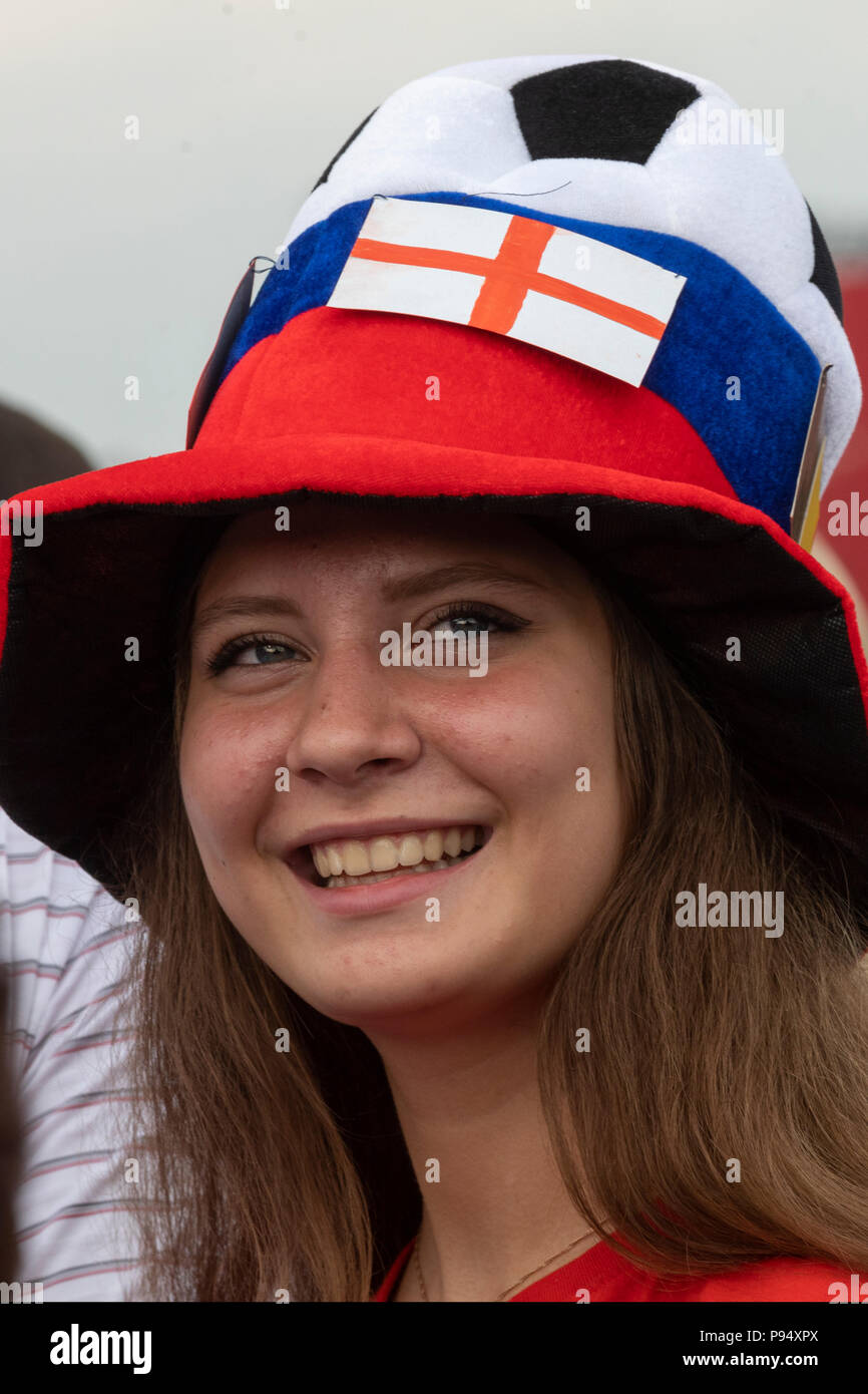 Moscou, Russie. 14, juillet 2018. Peuple russe soutenir l'équipe nationale de football anglais sur le Fan festival à Moscou pendant le jeu La Belgique contre l'Angleterre de la Coupe du Monde FIFA 2018 Russie Banque D'Images