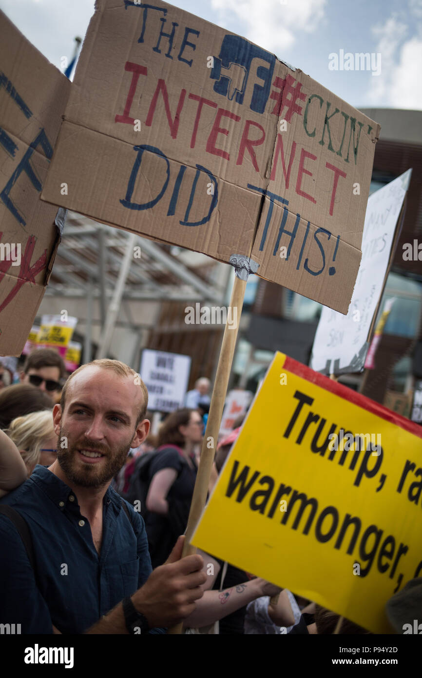 Edimbourg, Ecosse, le 14 juillet 2018. 'Carnival of Resistance' Trump anti-rallye, coïncide avec la visite du président Donald Trump, et son épouse Melania, à l'Ecosse sur un week-end de golf. La manifestation, qui a rassemblé des milliers de personnes protestent contre la politique du président Trump et de sa visite au Royaume-Uni, a fait son chemin depuis le parlement écossais à travers les rues de la ville. Crédit : Jeremy sutton-hibbert/Alamy Live News Banque D'Images