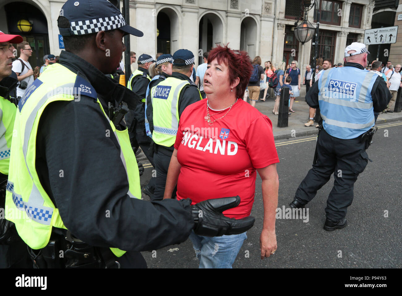 London UK 14 juillet 2018 Tommy 'libre' (Robinson) et partisan d'Atout est confronté à un homme de la police dans le centre de Londres. Banque D'Images