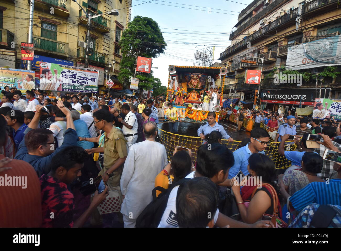 Kolkata, Inde. 14 juillet, 2018. Des centaines de dévots hindous célèbrent la Rath Yatra (voyage de chars avec les divinités de Jagannath, Balaram et Subhadra) qu'organisée par l'Association internationale pour la conscience de Krishna (ISKCON). Credit : Biswarup Ganguly/Alamy Live News Banque D'Images