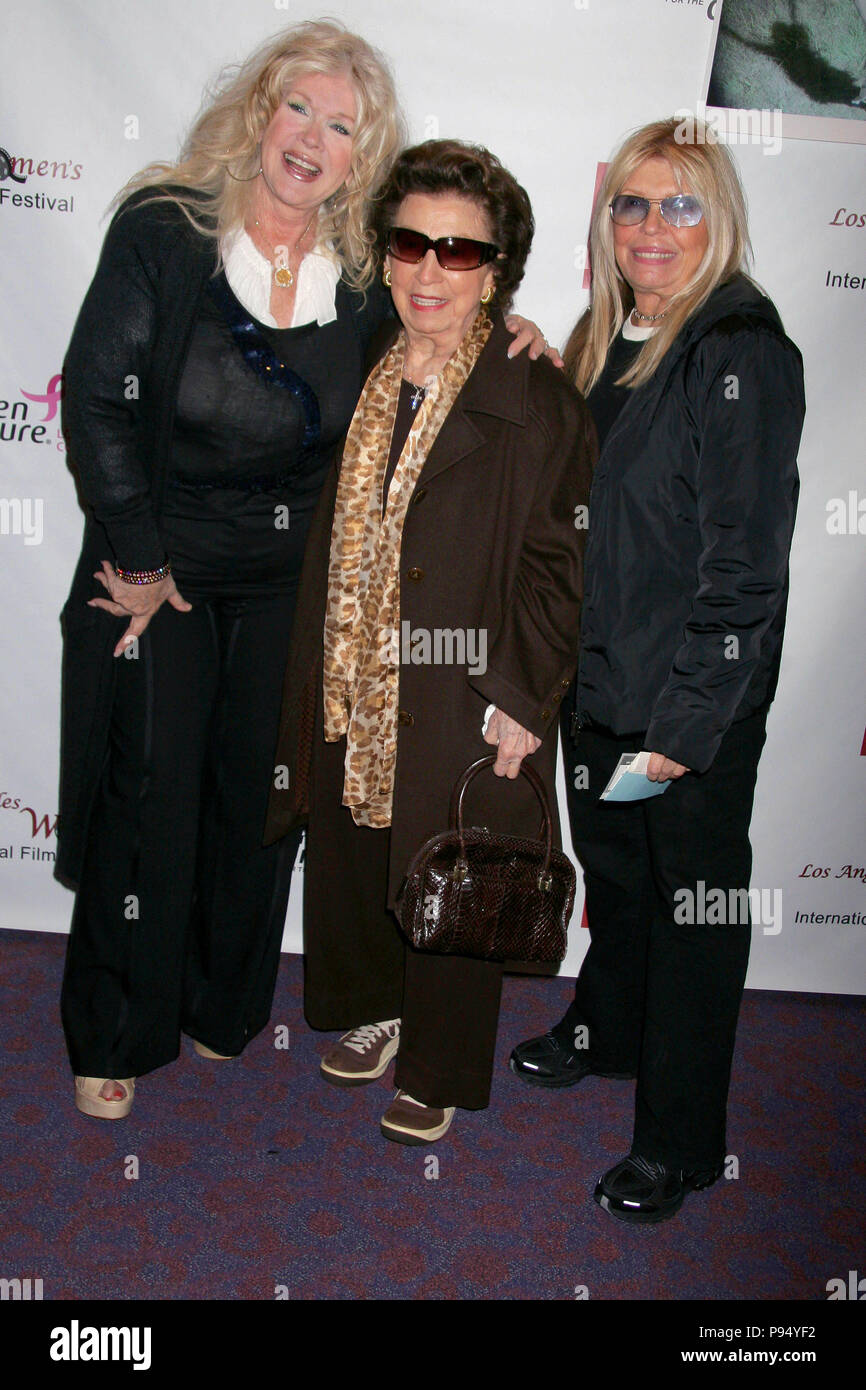 Hollywood, Californie, USA. Mar 26, 2011. CONNIE STEVENS, NANCY BARBATO SINATRA ET SA FILLE Nancy Sinatra à Los Angeles Women's Film Festival Première de ''Saving Grace B. Jones'' réalisé par Connie Stevens .Laemmle's Sunset 5 théâtres, Los Angeles. Credit : Clinton Wallace/Globe Photos/ZUMAPRESS.com/Alamy Live News Banque D'Images