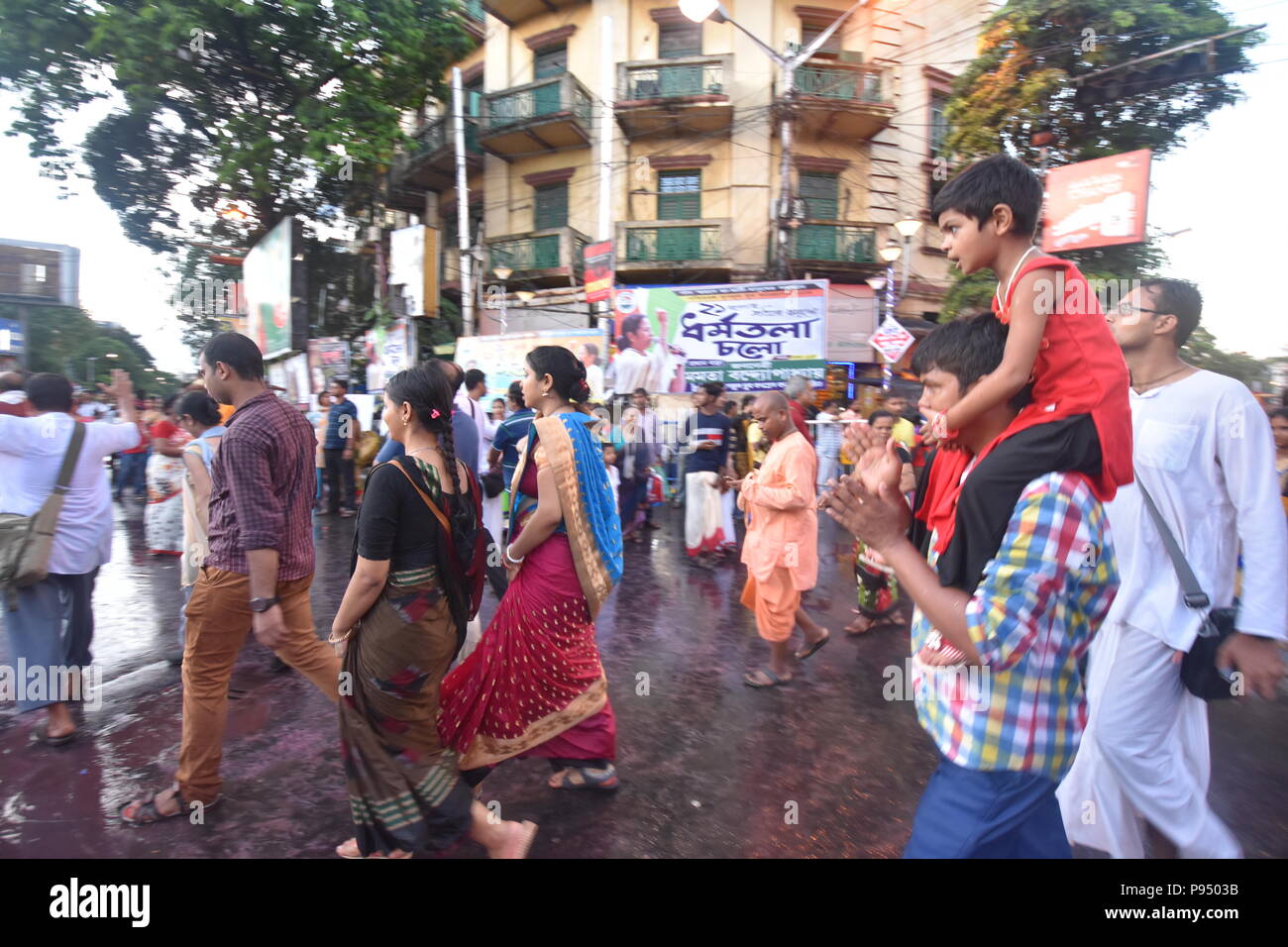 Kolkata, Inde. 14 juillet, 2018. Des centaines de dévots hindous célèbrent la Rath Yatra (voyage de chars avec les divinités de Jagannath, Balaram et Subhadra) qu'organisée par l'Association internationale pour la conscience de Krishna (ISKCON). Credit : Biswarup Ganguly/Alamy Live News Banque D'Images