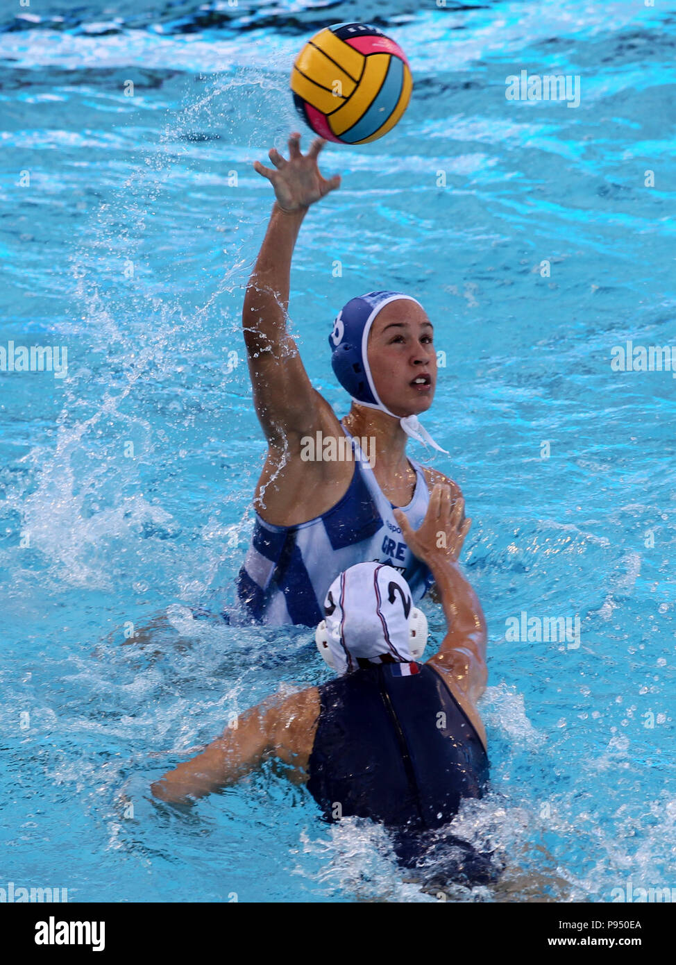 Barcelone, Espagne. 14 juillet 2018. 14 juillet 2018, les piscines Bernat Picornell, Barcelone, Espagne ; 33e Championnats de water-polo Européen, France Femmes contre la Grèce ; femmes joueur français Aurelie battu passe le ballon à un coéquipier Crédit : UKKO Images/Alamy Live News Banque D'Images