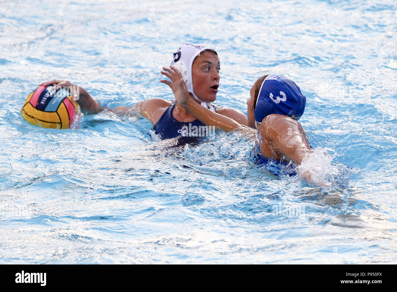 Barcelone, Espagne. 14 juillet 2018. 14 juillet 2018, les piscines Bernat Picornell, Barcelone, Espagne ; 33e Championnats de water-polo européen, la France contre les femmes Les femmes de la Grèce ; Français defender dvd Louise Guillet recherche un coéquipier en vertu de Vasiliki Diamantopoulou defender à partir de la Grèce Crédit : pression UKKO Images/Alamy Live News Banque D'Images