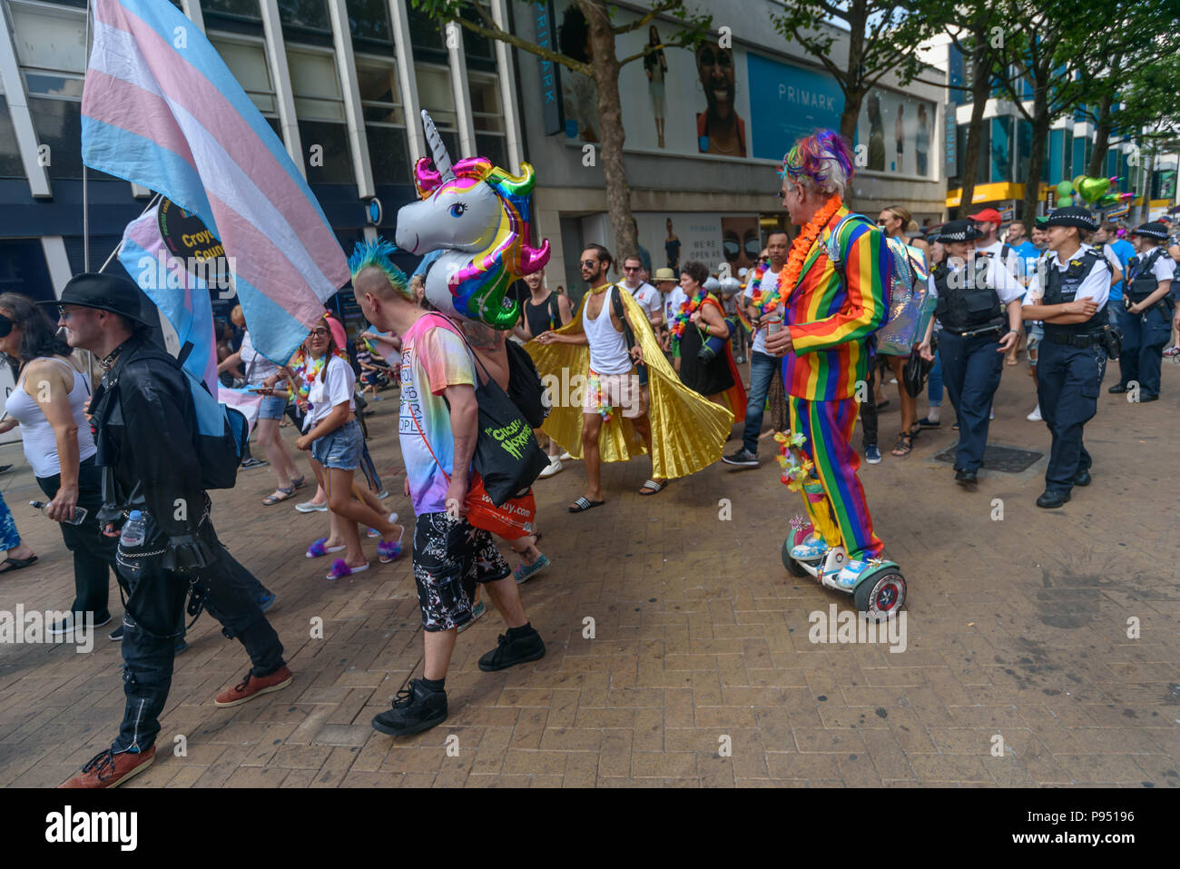 Londres, Royaume-Uni. 14 juillet 2018. Plusieurs centaines de personnes défilent dans le centre de Croydon Croydon Pride dans la procession sur le chemin de la troisième Croydon Pridefest, parrainé par Croydon Council, dans Parc Wandle. Beaucoup étaient en robe colorée et il y avait des banderoles, des drapeaux, des pancartes, des affiches et des licornes. Le festival gratuit vise à promouvoir l'égalité et la diversité LGBT + à Croydon, et est la deuxième plus grande London Pride Festival. À la suite de la perturbation par les militants anti-trans à Londres Pride Parade, l'a donné aux personnes Trans sur Londres (TRANSPALS) banner une place derrière le Croydon Pri Banque D'Images