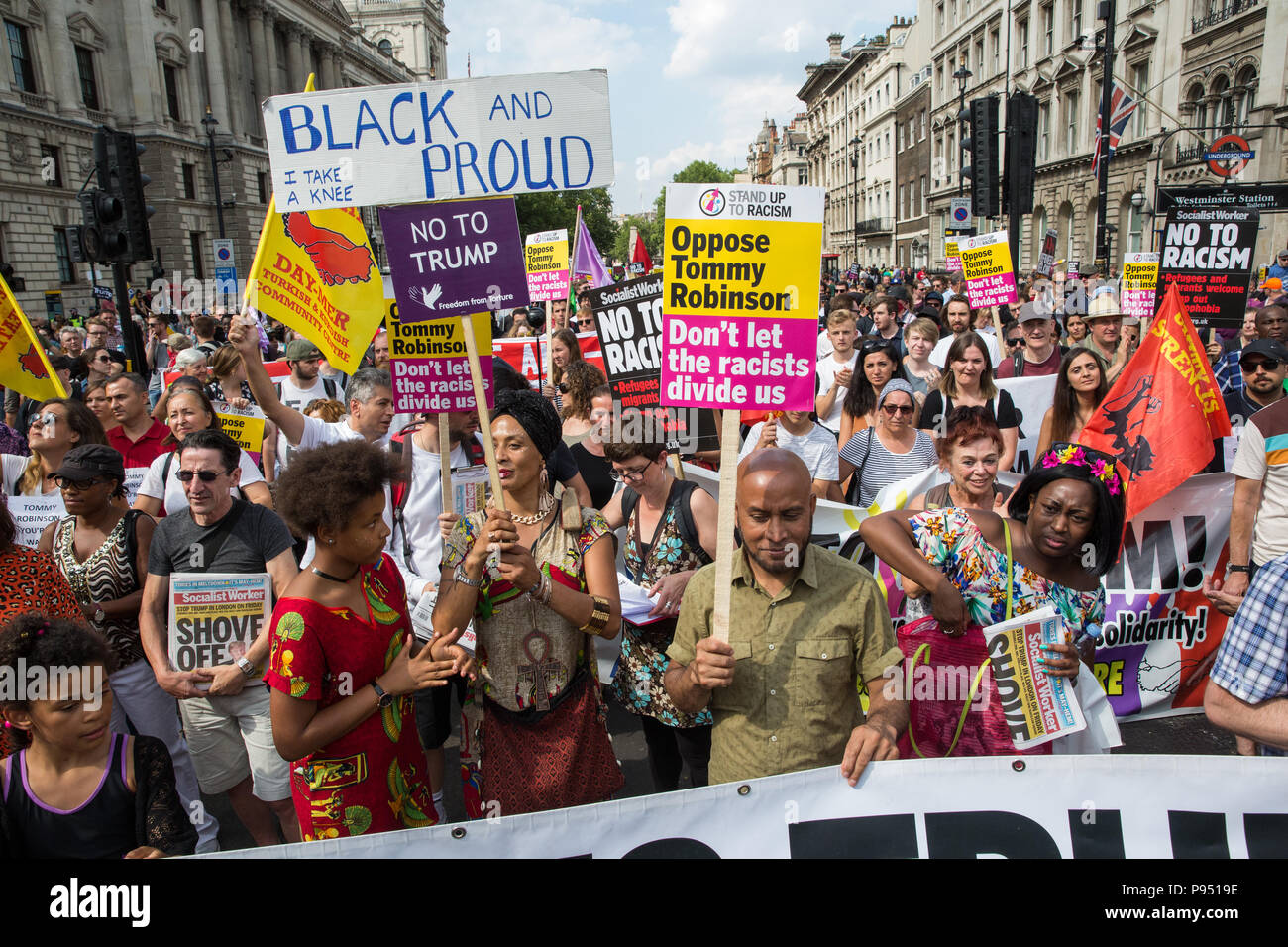 Londres, Royaume-Uni. 14 juillet, 2018. Anti-racistes assister à un rassemblement organisé par l'unité pour défendre le racisme pour protester contre la libre Tommy mars par les partisans de l'ancien chef de la Ligue de défense anglaise Tommy Robinson et contre la visite au Royaume-Uni par le président américain Donald Trump. Credit : Mark Kerrison/Alamy Live News Banque D'Images