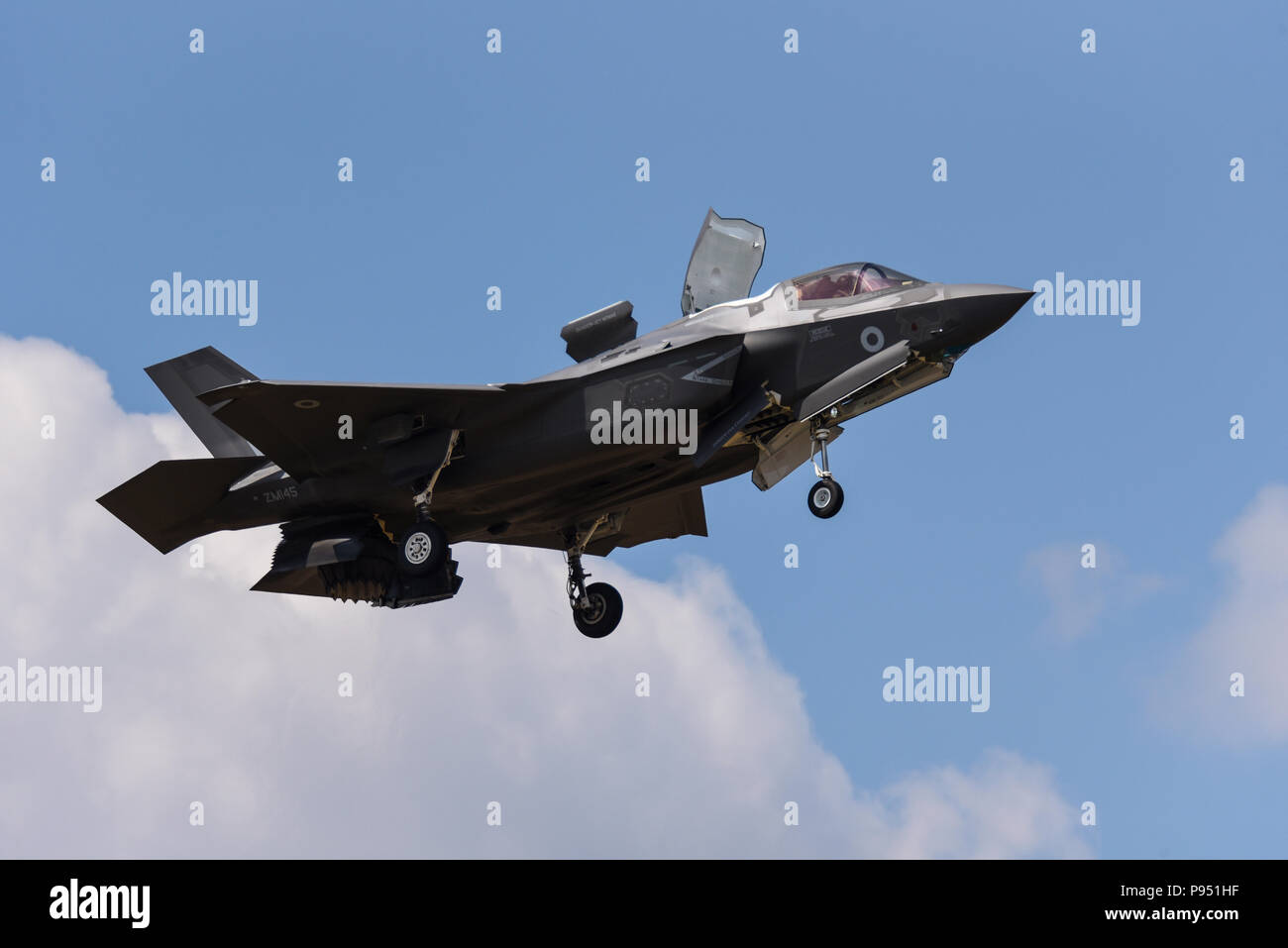 L'un des premiers avions de chasse furtifs Lockheed F-35 Lightning II de la Royal Air Force RAF. Planant avec les portes ouvertes au Royal International Air Tattoo, riat 2018, RAF Fairford. Banque D'Images