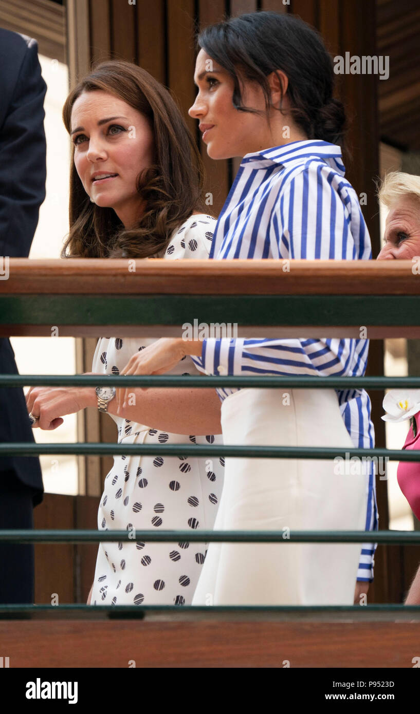 WIMBLEDON - 14 juillet : Kate, duchesse de Cambridge et Meghan, duchesse de Sussex, visiter Wimbledon tennis aujourd'hui, 14 juillet, 2018 pour regarder la finale des femmes gagnés par Kerber. C'était leur première sortie solo ensemble. Photo : © 2018 David Levenson Banque D'Images