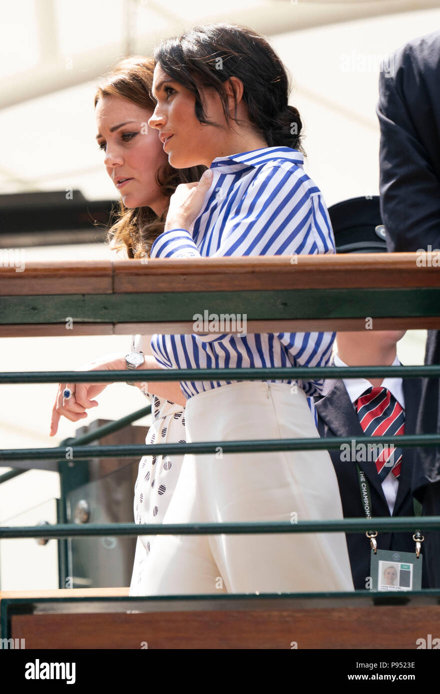 WIMBLEDON - 14 juillet : Kate, duchesse de Cambridge et Meghan, duchesse de Sussex, visiter Wimbledon tennis aujourd'hui, 14 juillet, 2018 pour regarder la finale des femmes gagnés par Kerber. C'était leur première sortie solo ensemble. Photo : © 2018 David Levenson Banque D'Images