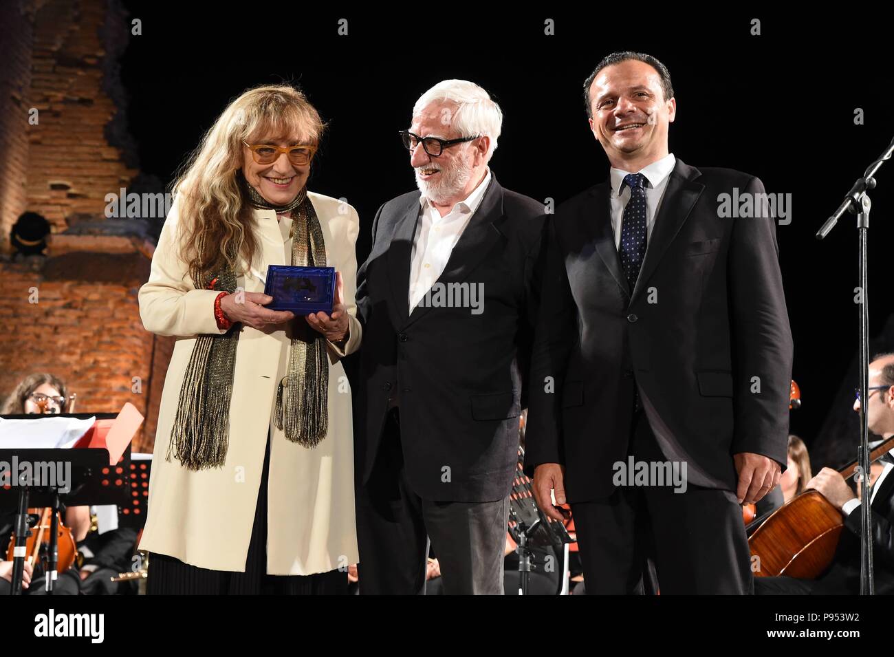 Taormina, Italie. Le 13 juillet, 2018. Taormine : Nations Unies cinématographiques Award en soirée. Photo : Piera Degli Esposti avec De Luca Cateno, maire de Messine et Claudio Masenza : Crédit Photo Agency indépendante/Alamy Live News Banque D'Images