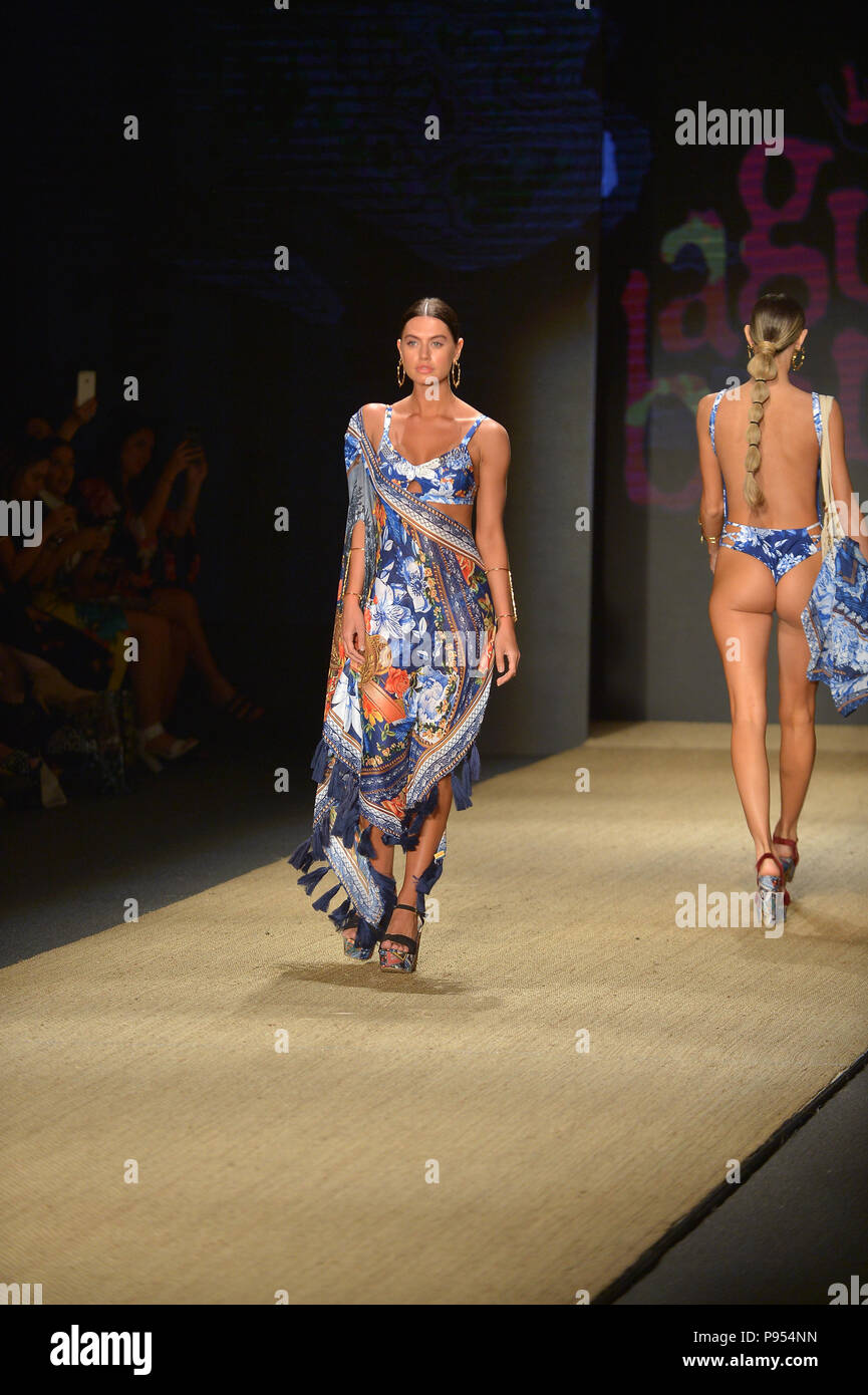 Miami Beach, FL, USA. Le 13 juillet, 2018. Un model pour Agua Bendita montrer pendant le Paraiso Fashion Fair au Paraiso tente le 13 juillet 2018 à Miami Beach, Floride. Credit : Mpi10/media/Alamy Punch Live News Banque D'Images